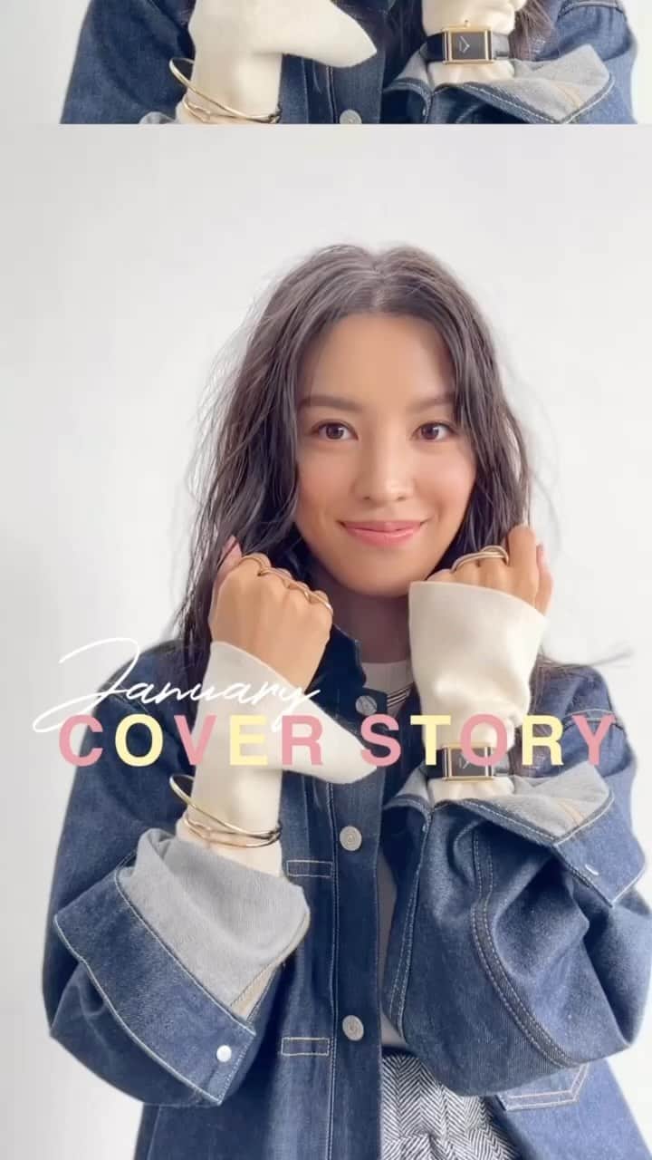 申真衣のインスタグラム：「表紙撮影の裏側🤗 色々相談しながら、時間をかけて1枚を見つけていく贅沢な過程です✨✨ 表紙をさせて頂くのも2年目になりました✌🏼 2023年はより一層丁寧に向き合いたいです😌🖤  #VERY1月号 #陽射しがあたたかくて実は眠かった」