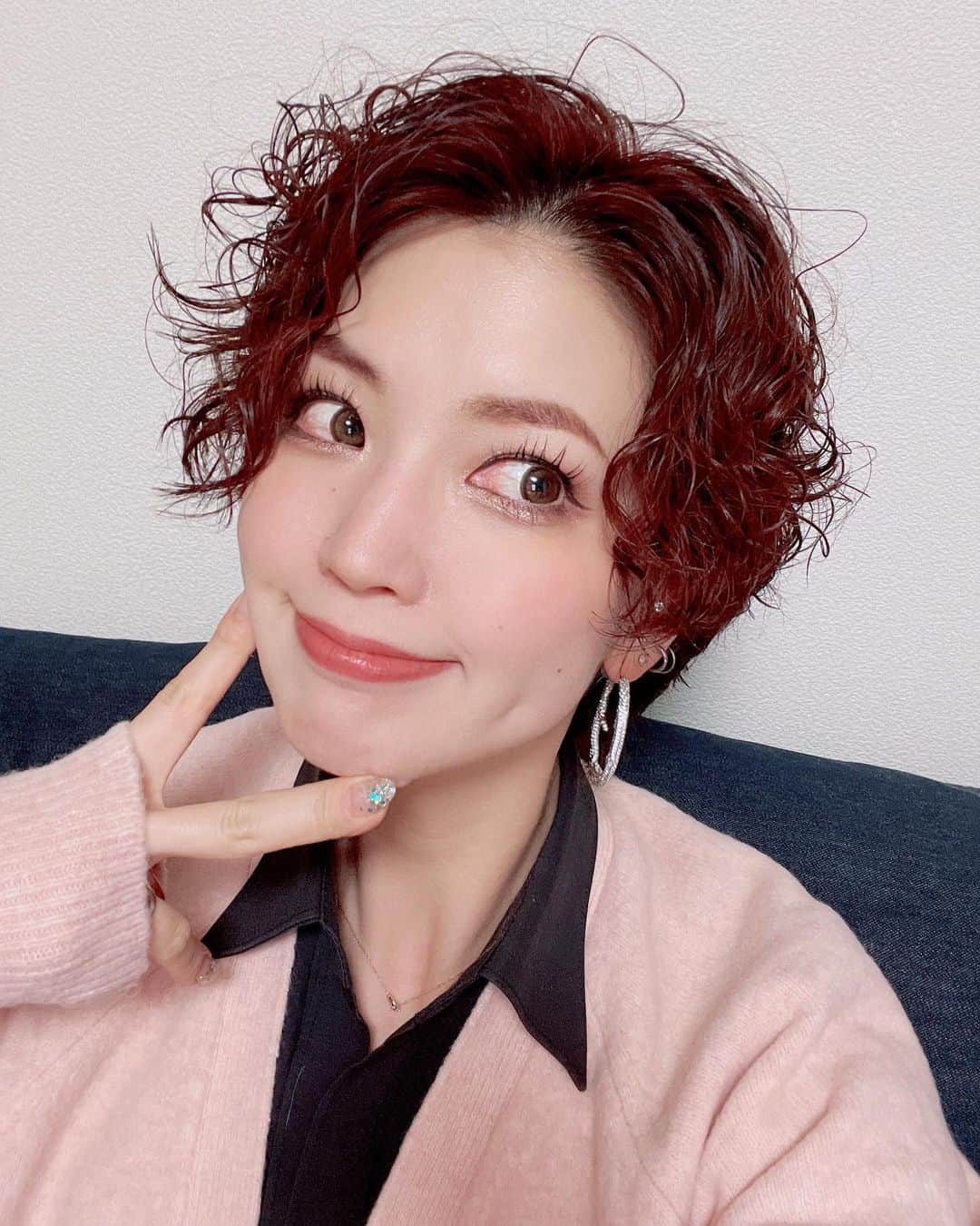 彩波けいとのインスタグラム：「・ 現役生ぶりの赤髪〜🍎 ・ とっても反響があり 好評でめっちゃ嬉しい🥺❤️ しばらく赤髪でいそうな予感🤭💋 ・ #イメチェン #ハンサムショート #ショートパーマ #パーマ #赤髪 #ショートヘア #ヘアカラー #haircolor #hairstyle #パーマ女子」