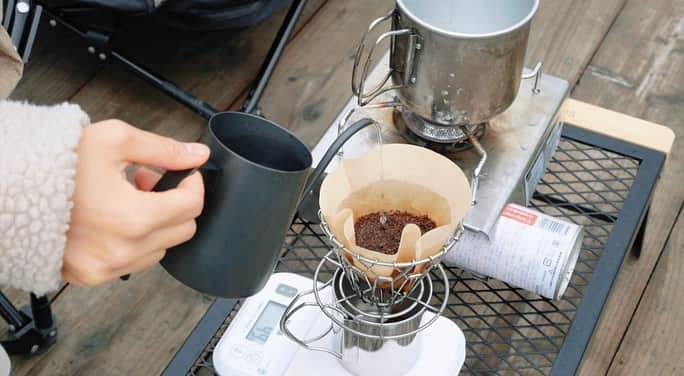 茉莉のインスタグラム：「☕️🤍⛺️ (スワイプしてね🙂) . . キャンプでカフェ気分♬ 『セルフ珈琲』🍁 . . 自分で挽いて 自分で淹れる… ただそれだけなのに、 なぜキャンプでやると 特別美味しい珈琲が出来上がるんだろう？✨ . . (2枚目) 挽いてるだけなのに嬉しそうな私…🤣 (すっぴん失礼致しました🙇‍♀️笑) . . . #朝コーヒー#幸せな時間#キャンプカフェ#キャンプ#ソロキャン女子#ソロキャン#珈琲好き#セルフ#挽きたて#キャンプコーヒー#キャンプ道具#淹れたて#ブラックコーヒー#犬連れキャンパー#犬連れ旅#わんことキャンプ#車中泊#車旅#dキャンパー#デリカ#デリカ女子#delica#delicad5#vanlife#バンライフ#バンライフスタイル」