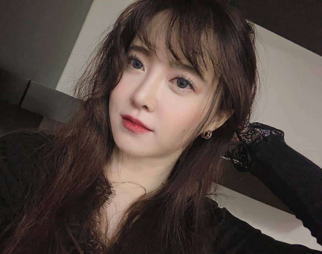 ク・へソンのインスタグラム：「아트코리아 방송. 문화예술 대상에서 '올해의 인물'로 선정되어 수상을 하게되었어요. 2022년은 사랑하는 반려동물인 땅콩,만두 그리고 감자와 이별해야했던..제 인생에 있어 유독 길고 길었던 한해였는데요. 그럼에도 문화예술을 계속 해낼 수 있도록 곁에서 도움을 주신 많은 분들께 감사드리고요. 앞으로도 사랑하는 모든 것들이 찬란하게 빛나길 바라는 마음으로 예술하겠습니다. (안어울리는 셀카는 '2022 부산국제영화제'때의 사진입니다..)」