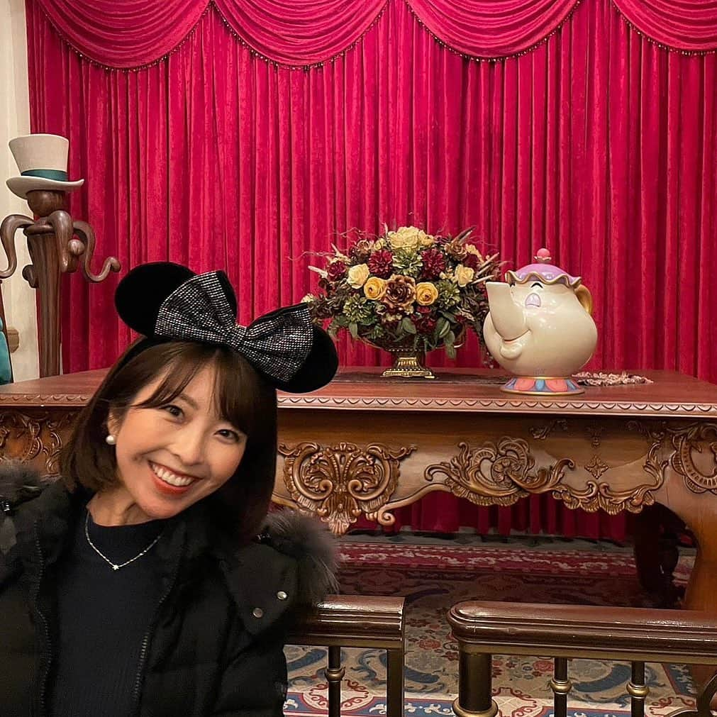 小尾渚沙のインスタグラム：「先日、高校の友達とディズニーランドへ❤️  クリスマス仕様のディズニー🎄💕 全てがキラキラしていて、ワクワクしっぱなしでした🥰💕  #美女と野獣 のアトラクションは途中まで並んだもののシステム調整で乗れずだったので、次回リベンジっ💪🏼✨ . . #ディズニーランド #夢の国」