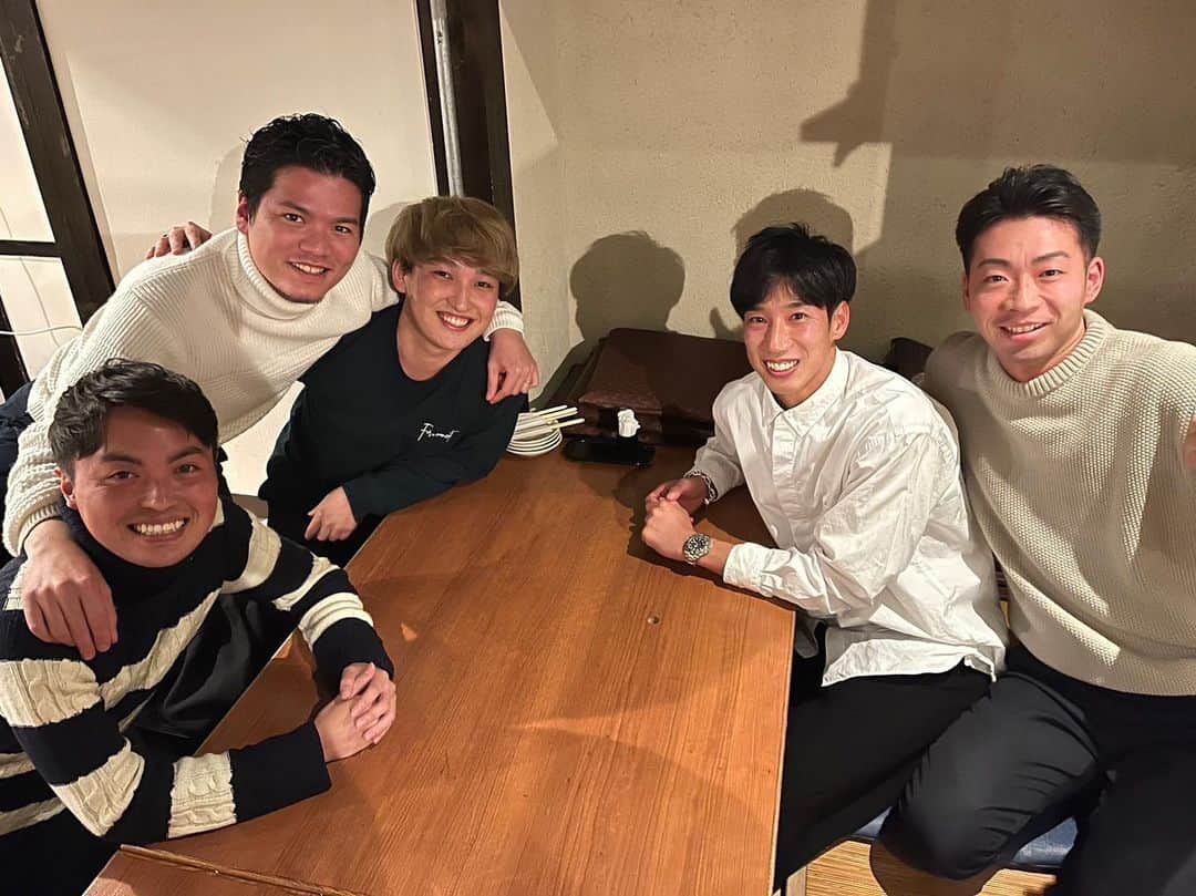 のインスタグラム：「・  FootballAssistのメンバーでご飯💪  @f00tballassist」