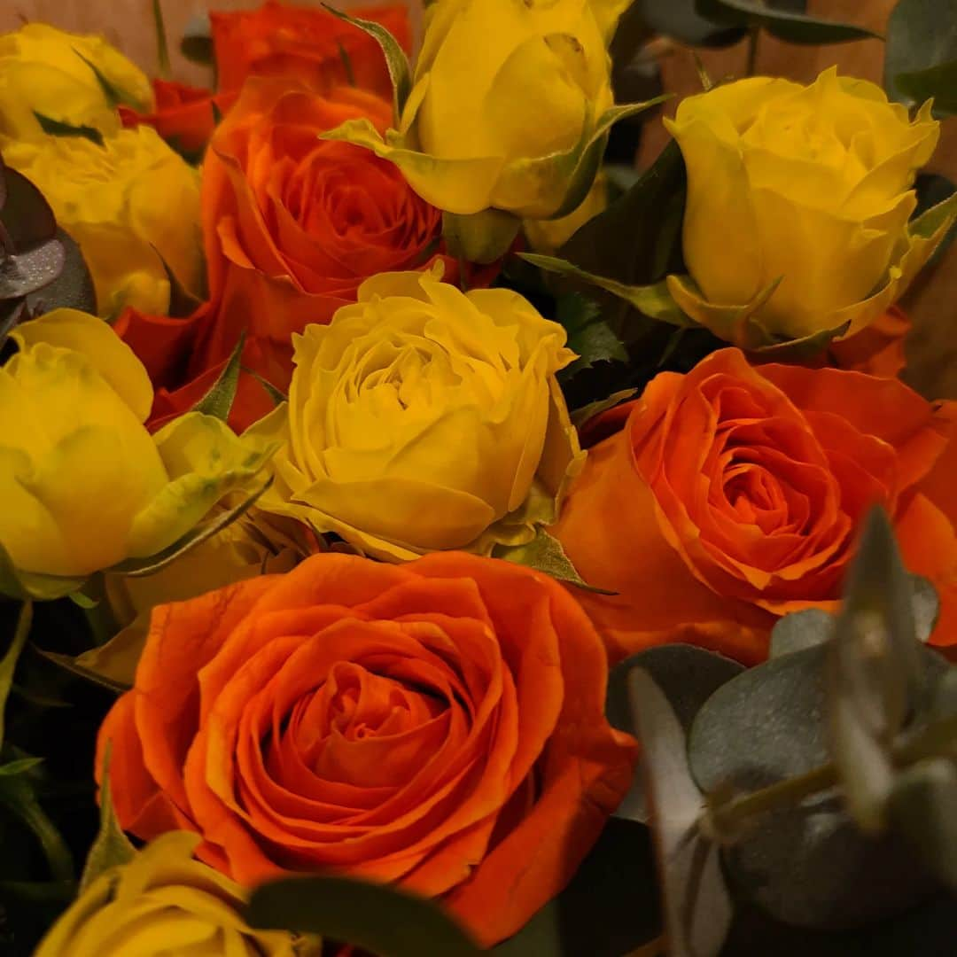 桐嶋りののインスタグラム：「. . その日の気分でお花を決める♡ . 今回はオレンジと黄色の薔薇にしたよー💛 . 差し色にユーカリも入れて貰った☺️🌿 . .」