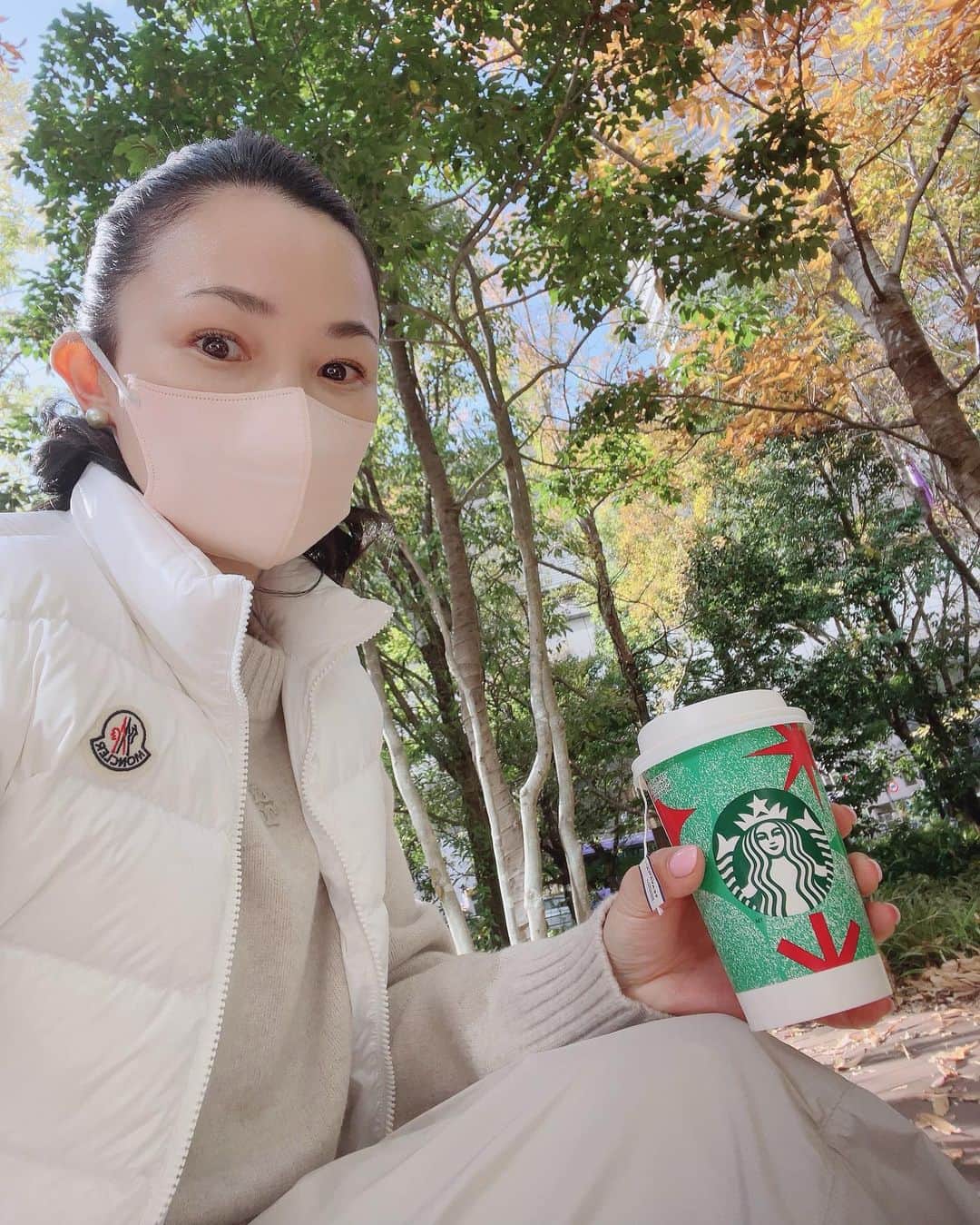 浅見帆帆子のインスタグラム：「前回と同じような背景の写真でごめんなさい😅  最近、やっと外で自撮りをするのが恥ずかしくなくなってきたので、 調子に乗って撮ってます☺️  急に冷え込んできましたが、 ピリっと寒い外気の中でいただくコーヒーはホントに幸せ💓 ここはいつも誰もいない穴場なのです😊👌  さて、、、 先日、あるお店で買い物をしたら とても素敵なスノードームをいただきました。 サイズも大きくて、凝っていて、すごく気に入ったのですが😍 開けて早々に、息子が石の床に落として割りました。  「ごめんなさいーー😭」 といつまでも悲しそうなので、 息子と一緒にスノードームを作りました。(写真2枚目)  クリスマスの飾りのサンタさんをひとつ入れて、キラキラの飾りやビーズも入れて、、😍  なんて、しばらくスノードームのことをあれこれ考えていたら、  NYに行っていた主人からのお土産にスノードームがあり😀  アメリカにいる友達からもスノードームが届き😳  更に ハレクラニの今年のクリスマスカードがスノードームでした🤗  集中して考えたことは必ず引き寄せる、、、こんな小さな引き寄せが数日おきにあると、  自分が望むことや、 考えて気持ちが明るくなることに意識を向けようと改めて思います💓  #浅見帆帆子 #スノードーム #引き寄せの法則」