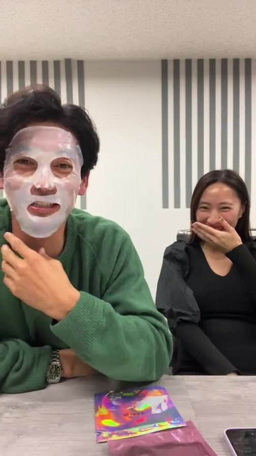 久保田裕之のインスタグラム：「妻が喜んだ「ファミュ」のプチギフトを紹介！ ファミュの松浦さんとインスタLive @femmue_japan」