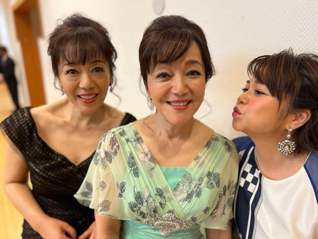 岩崎宏美さんのインスタグラム写真 - (岩崎宏美Instagram)「昨日までの二日間、池袋芸術劇場にて渡辺俊幸さん、コンサートマスター前田尚徳さん、ピアノ上杉洋史さん、そして東京フィルハーモニー交響楽団の皆さんとのイベントでした。 りみちゃんは相変わらず可愛くて歌声に癒されました。 ヨシリンもオーケストラの音に感動していました。 ご褒美みたいな二日間に感謝です‼️ 今年歌うことができるのも、 あと二回、なんとか体調維持して頑張ります。 皆さんもお元気でいらしてくださいね❤️ #渡辺俊幸 #前田尚徳 #上杉洋史 #夏川りみ #岩崎良美 #岩崎宏美 #東京フィルハーモニー交響楽団」12月7日 20時08分 - hiromiiwasaki_official