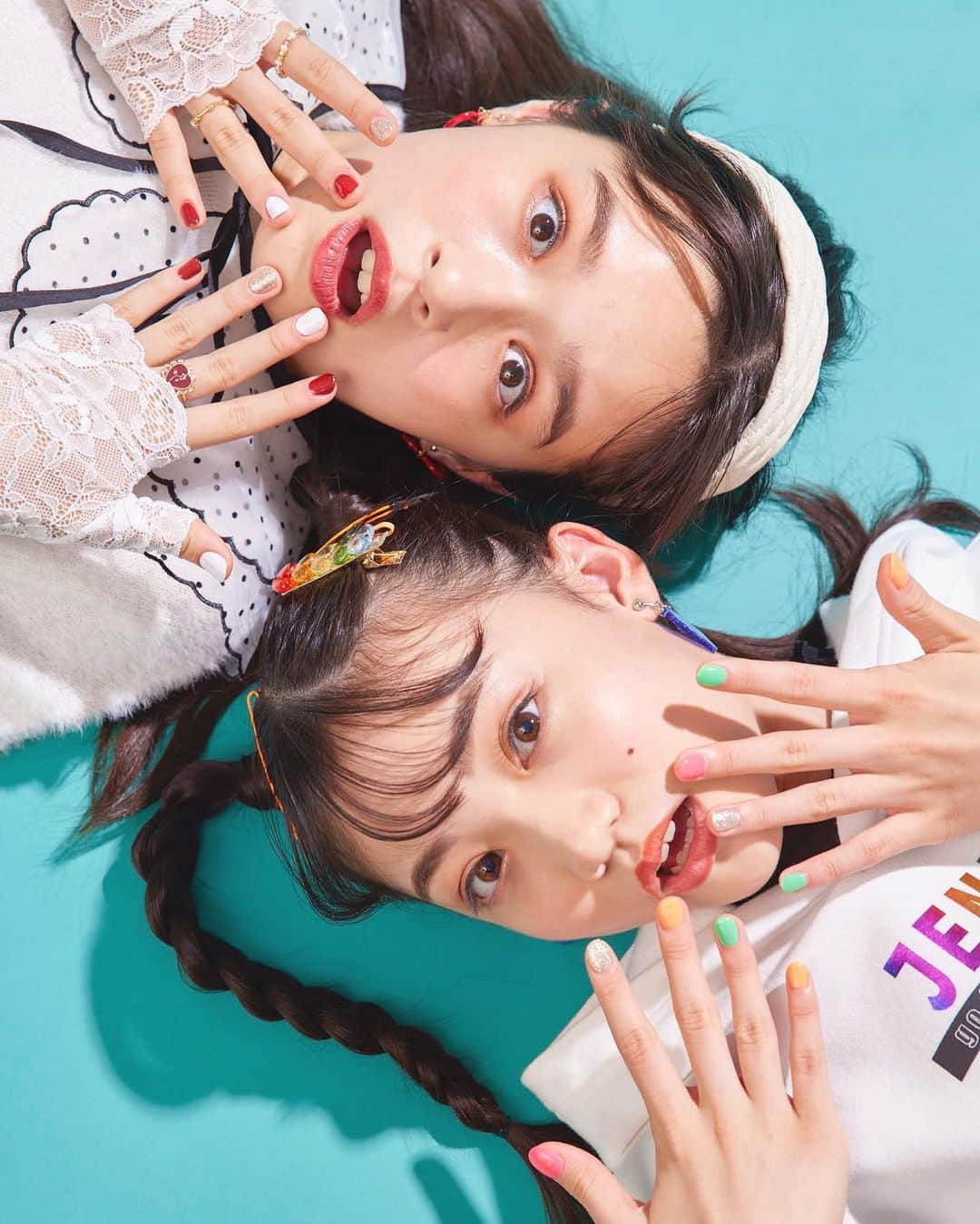 ニコ☆プチのインスタグラム：「🎅🤍💅🎄🌟  スターコンビのふたりが @charmstick.sevenbeauty で #クリスマスネイル をしてみました🥰🥰  ハルハのはサンタクロースネイル🎅❤️で あんにゃのはイルミネーションネイル🎄🧡💫  他にも冬休みにぴったりなネイルコレクションを たくさん紹介中😌 ニコ☆プチ＋vol.19に掲載しています🙌🏻 ぜひチェックしてみてね~~🧚‍♀️🌟  はがせるジェルネイル本当にいい🥹💞  #セブンビューティー #チャームスティックジェル @sevenbeauty.official @charmstick.sevenbeauty  #星名ハルハ #星乃あんな #ネイル #ジェルネイル #小学生ネイル」