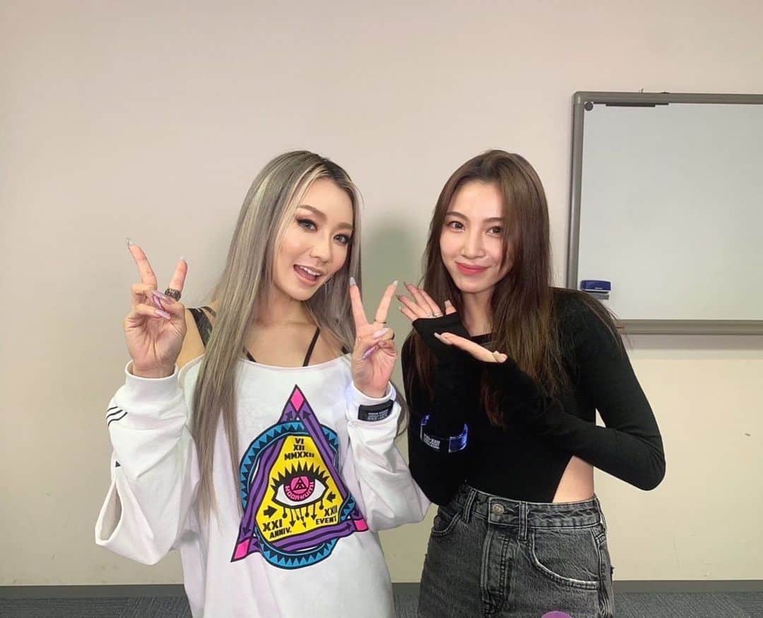 honoka のインスタグラム：「昨日は KODA KUMI 21ST→22ND ANNIVERSARY EVENT を観に行かせて頂きました！！  もぉ〜本当に最高すぎて😭 私の青春が詰まりまくりの神セトリで、、、 くうさんもおっしゃってましたが🥹 完全にイントロドンで興奮しまくりのライブでした✨ (Your Loveがきたときは 心臓が飛び出るかと思いましたっ🥹💞)  最後にMCで話されていた翼の話も 涙涙で、、、😭 いまの自分に響きまくりで、、、 素敵なお言葉を頂けて、、 私も自分が持つ翼を大事にして もっと頑張ろうと思いました。。。  改めて22年間ずっと一線で活躍されているすごさに 本当に感動と感謝です😭🙏  22周年おめでとうございます❤️ これからもずっとずっと大好きですー！！！  angeL & monsteR ツアーも 絶対行きたいっ👄👁💚💗  #倖田來未 さん #GYAO観れば倖田來未がわかる #思い出としてメモリーに残せるありがたすぎる撮影企画に感謝です #しっかり撮っていたつもりが #踊りすぎてブレブレでした」