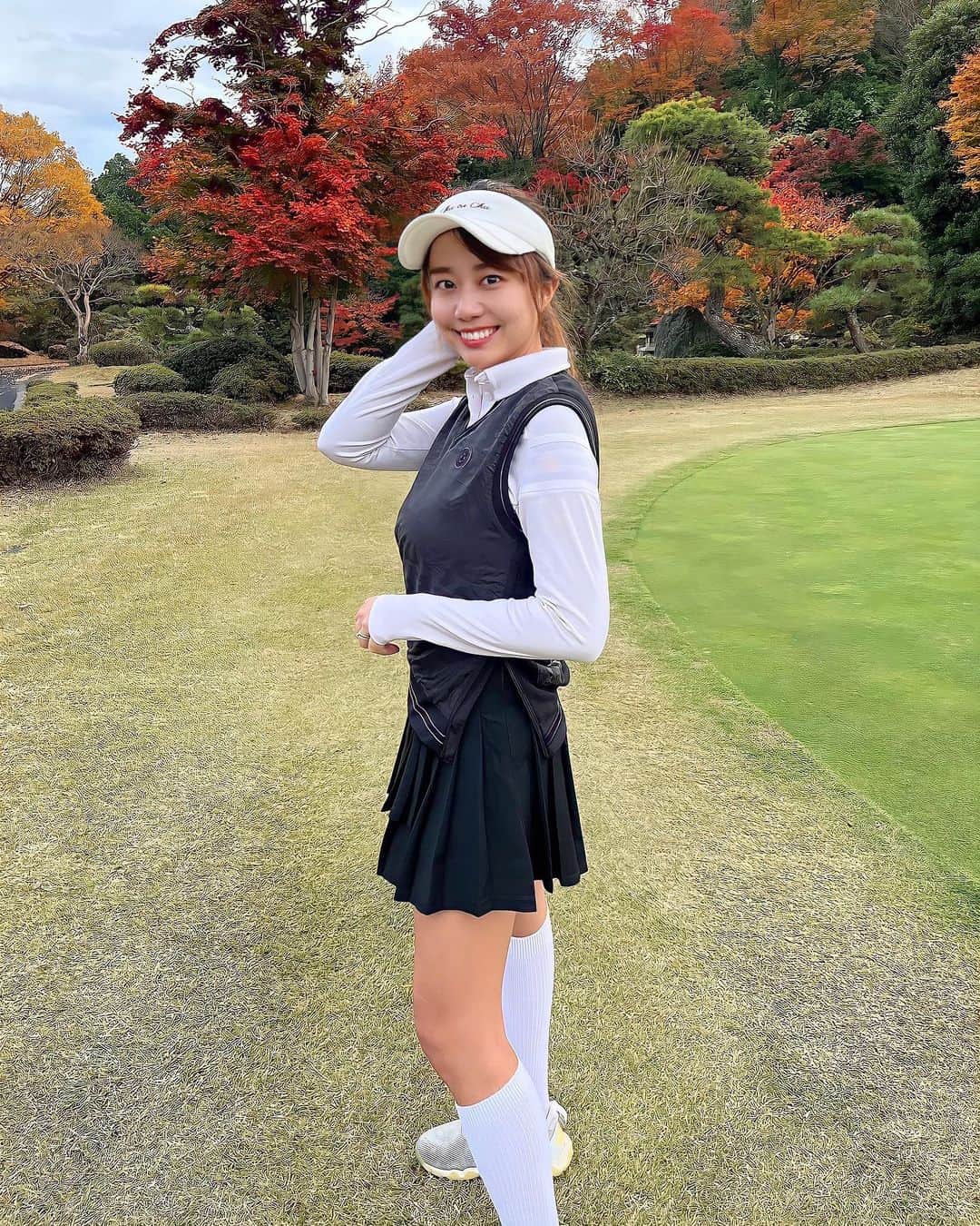 のインスタグラム：「紅葉ゴルフの時のコーデを完璧に載せ忘れてた💦⛳️ @chucuchu_official  @chucuchu_official_jp  . こういうベストを合わせるコーデは、毎年秋頃なるとなんかやっちゃう😍🍁 .  #ゴルフ#ゴルフ女子#golf#golfgirl#golfswing#ゴルフスイング#sports#スポーツ#スポーツ女子#골프#골프여자#尔夫球#高尔夫#ゴルフウェア#golfwear」
