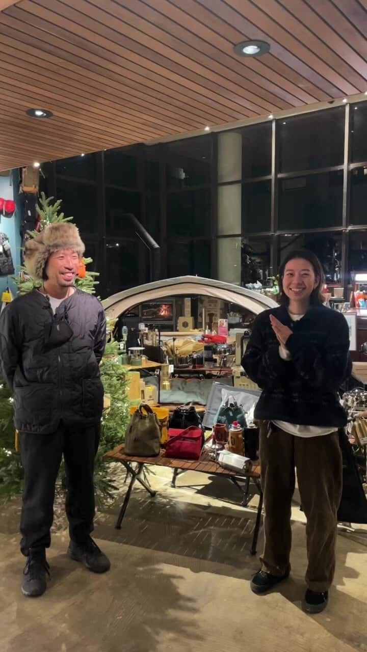 UNBY GENERAL GOODS STOREのインスタグラム：「毎年恒例、UNBY看板娘&看板おじさんによるクリスマスギフト相談室は三田店より🎅  暖炉に火を入れながら、プレゼントのおすすめをライブします❤️ @unby_sanda」