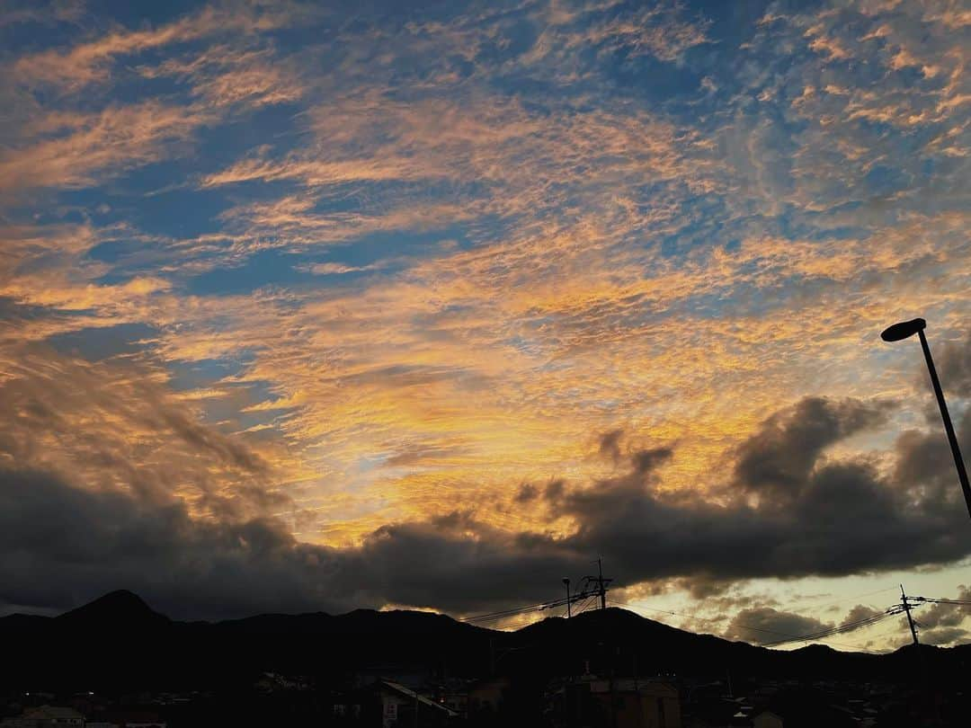 鎌田大祐（かまだだいすけ）のインスタグラム：「🌇  #夕日 #雲 #夕方の空 #夕方の風景 #遠出」