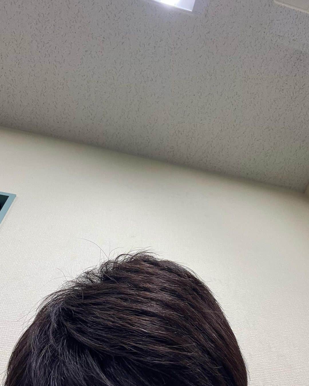 田宮裕涼のインスタグラム：「問題です。 この頭は誰でしょうか？ 僕の携帯を使って撮ってたので、せっかくなので載せます。 みなさんのコメント待ってます。 答えは最後にタグ付けしときます！」