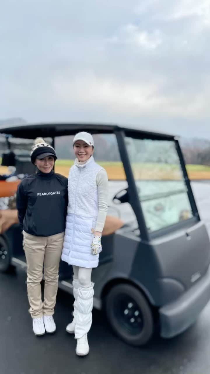 坂村かおるのインスタグラム：「ゴルファーなら、一度は行ってみたい憧れのゴルフ場⛳️ ・ レーサムゴルフ&スパリゾートへお友達の有佳さんに連れてきて貰いました😆💕 ・ 何もかもが素敵💕 ・ でもグリーンスピードは11FT！コースも容赦無く難しい💦 ・ でもでも女性友達とゴルフ出来るのは、とても楽しいし、テンションが上がります💕☺️ ・ 有佳さん、ありがとうございます😊 ・ また、連れてきてくださいね☺️😆 ・ ・  いつも「いいね！」を頂きありがとうございます。 皆さんのコメントに元気を貰っています😊  #クィーンオブ美魔女 #team美魔女 #美ST #坂村かおる #トータルビューティーアドバイザー #美しく老いる #バランス #美容 #コスメ #ファッション #今日のコーデ #トータルバランス #お洒落な人と繋がりたい #コスメ好きな人と繋がりたい #美意識高い人と繋がりたい #美魔女 #美魔女が変わる #アップデートしてる人と繋がりたい #自分らしくアップデート」