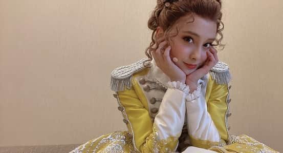 のインスタグラム：「先日無事 薔薇とサムライ2 大千穐楽を迎えることができました。  参加するとなったとき 不安もたくさんありましたが みなさんのおかげですごく 楽しくてあっという間の時間でした。  この状況下で最後まで1人欠けることなく完走できたことを幸せに思います。  そして大先輩の皆様からもらったものを大切に これからも頑張っていきます☺️  観にきていただいた方 素敵な航海ができたでしょうか？🌊👑  ロザリオとして舞台に立ててとても幸せでした☺️  ありがとうございました🌹  #薔薇とサムライ2海賊女王の帰還   １３日にディレイライブビューイングもあるようなのでまたみんなに会いに行ってみてくださいな🥐」
