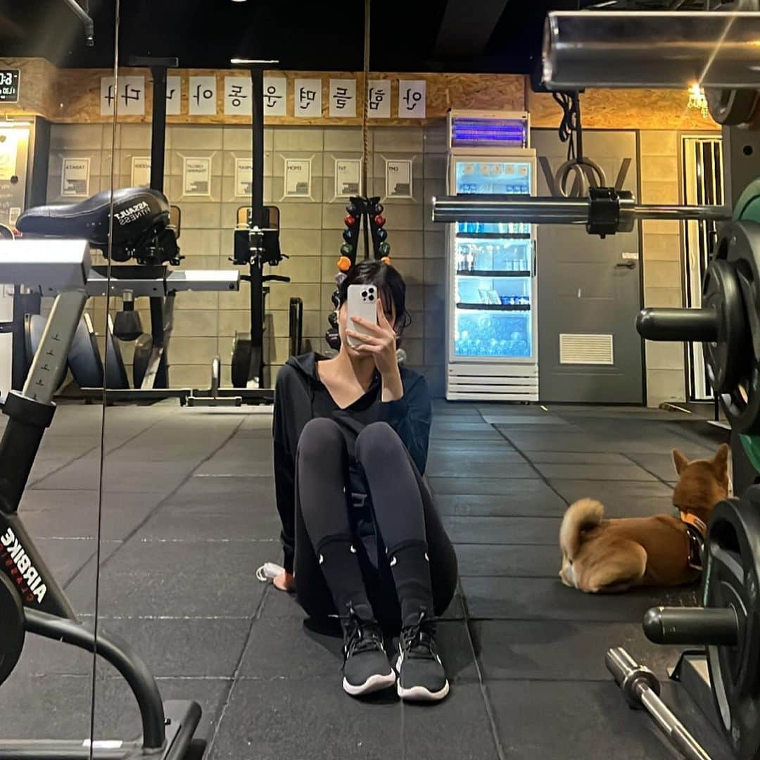 クォン・スジョンさんのインスタグラム写真 - (クォン・スジョンInstagram)「the best remedy for stress — working out🏋️‍♀️」12月7日 20時46分 - sujung92k