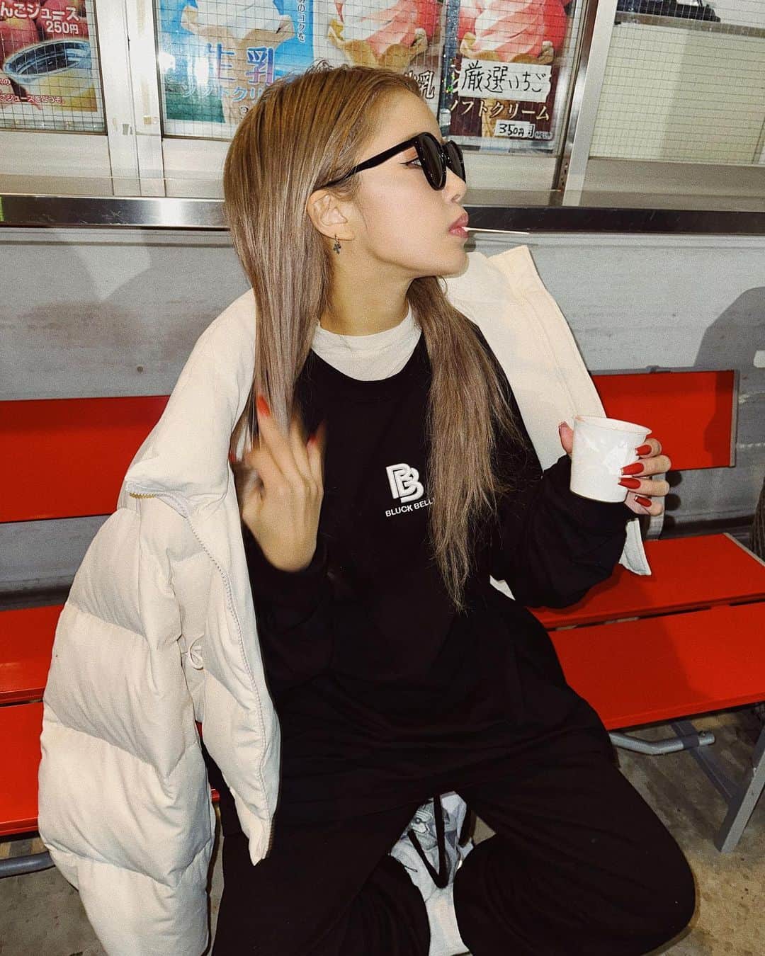 のインスタグラム：「パーキングエリアっていいよね🚗 特に海老名！！ #低身長コーデ #低身長 #ファッション #コーデ #ダウンジャケット #fashion #パーキングエリア」