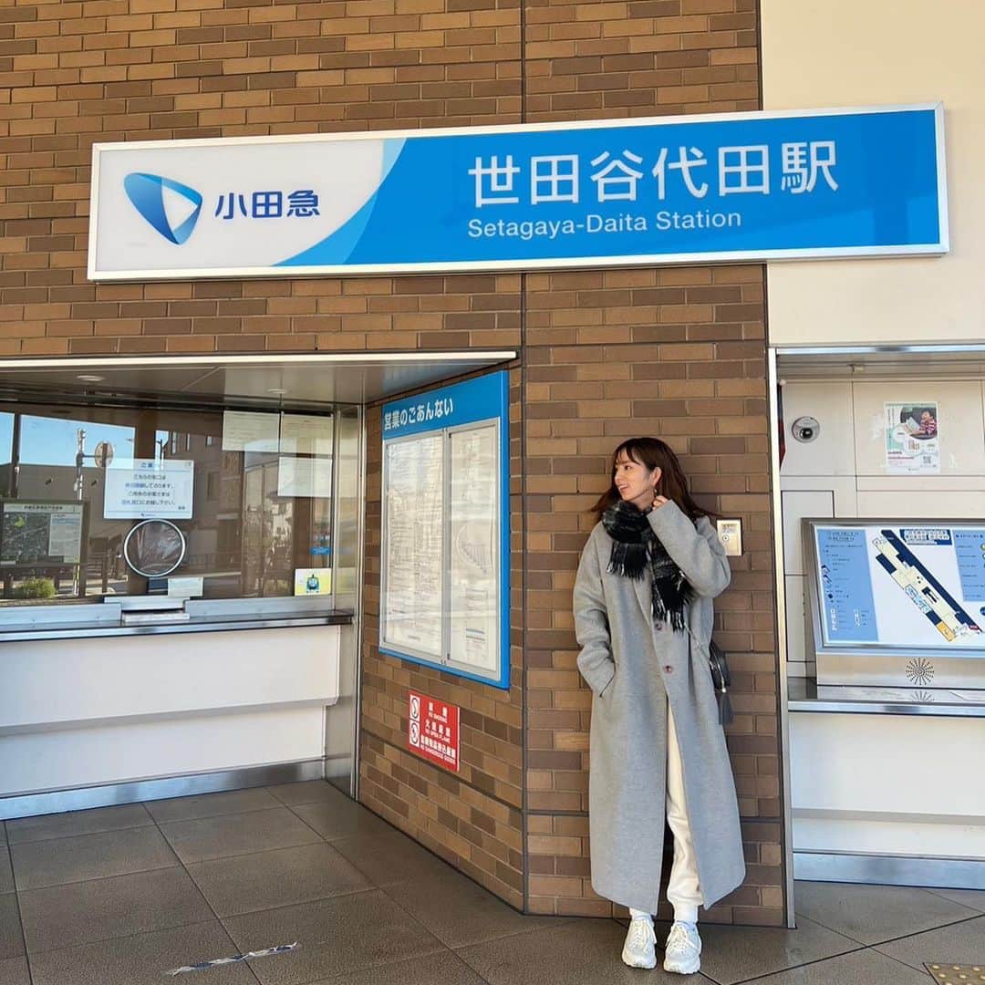 前田ゆうのインスタグラム：「いまハマりにハマっているドラマsilentの聖地巡りしてきました^ ^ポカポカ天気できもちよかった〜😊しかしゆったんの青ニットは意識たかすぎてさすがだったな👏🏻😆 ゆったんのことを世田谷代田駅で待つことからはじまったんだけど紬のきもちになってました😉 しかしイヤホンでヒゲダンのsubtitle♫を聴きながら待ってたんだけど、ゆったんがきた瞬間ほんとにたまたまイヤホン落として！！あ♡！ってなった😁 ベンチでパンダの🐼動画みて完璧👍 っておもったんだけど、実はひとつベンチずれてたことが後で発覚🥹だけどもだけども、紬と一緒やんな？！😂 これから行く人はまちがえないでね😝✌️  #silent #世田谷代田　#聖地巡礼」