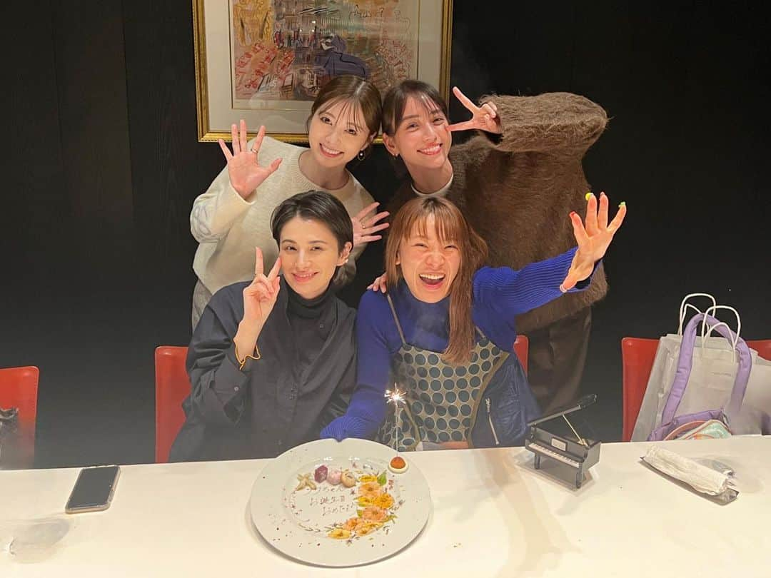 滝沢カレンのインスタグラム：「こんばんは。  この一ヶ月以内のあいだに、フワちゃんのお誕生日をお祝いしました🎉☺️  ホランさんしきいる仲間たち、 集まってみたらおもしろメンバーになりました😂  フワちゃんとはテレビ番組、行列の相談所で仲良くなってからよく隣の席になるのでもっと仲良くなりました🥰  ずっとずっと24時間なんかしら面白いフワちゃん😂(24時間一緒にいたことはない)  この日もほんとうに楽しかったです💕  ご飯を運んでくださった店員さんにも気軽にと話しかけにいっていて、愉快さ加減が信じられなかったです。  見習わないとならない姿をフワちゃんはたくさん教えてくれます✨  それにしても、ホランさんとフワちゃんの会話が劇団みたいに楽しいんです😂✨ホランさんの早口言葉での衛生的なツッコミはほんとうにいつ会っても楽しいです😂  まいちゃんは初めて一緒にご飯に行けたのですが、同い年と思えないご飯譲りの精神で、ちゃんと食べれたかなと今更心配になりました。🥲  突然、フワちゃんがパンがあまりにも重いというので、え！うそだと話になって、パンを持ったらほんとうにちゃんと驚けるくらい重くて、それをまいちゃんが持ってみたいです🥖と手を差し伸べてくれた瞬間が笑うくらい可愛かったんです☺️☺️☺️(写真参考にしてください)  パンは小麦粉だけじゃないと詰まっているっていう重さでとってもおいしかったです🥖☺️  フワちゃん、素敵な一年になりますように☺️🎉 ずっとずっと仲良くしてね🦖  それでは、おやすみなさい🌙」