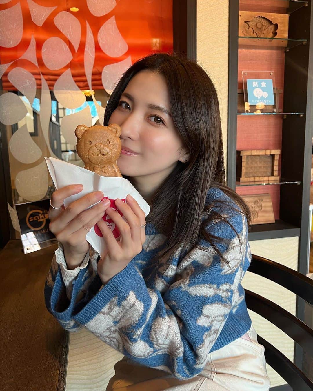 のインスタグラム：「ロケの合間にスタッフさんと話題のくまちゃん焼きを食べに行ってきました🧸♥️  わたしはあんこが苦手なのでクリームにしたけど、小布施ならではの栗餡とか色々ありましたよ🌰  3日間ずっと快晴で、とことんお天気に恵まれっ子だなぁって実感🌈  今年最後の長野ロケ、最高に楽しかったです🐰  長野朝日放送「信州をカーナビUぐるっTV」は12/24 16:00から放送です📺」