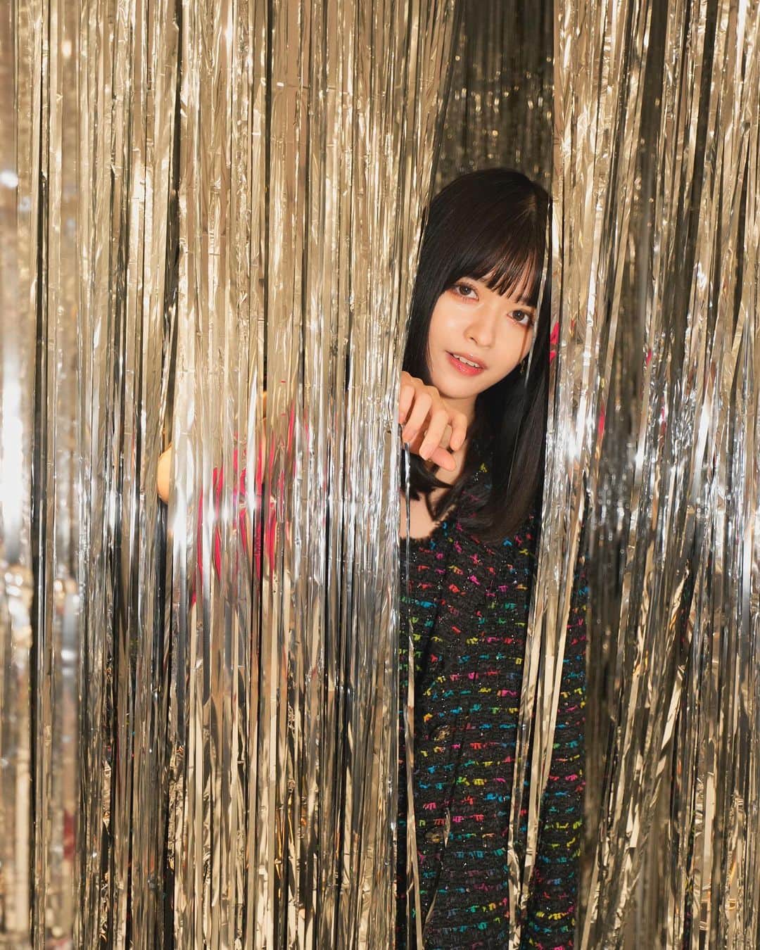 景井ひなのインスタグラム：「_ ♠︎ kate spade new york  "Let’s Have a Ball" event in Harajuku ♠︎  12月8日からZero Base神宮前で始まる  @katespadejapan "Let’s Have a Ball" event in Harajukuに 一足先に遊びに行ってきました🎄  ティンセルで360°キラキラな空間になっていて、 一歩踏み入れると時間を忘れ自然と テンションがあがるようなとても素敵な空間でした🪐✨  気になった方は是非、足を運んでみて 素敵な思い出を作って下さい☺︎🤍  #ケイトスペード #スペードフラワー #pr」