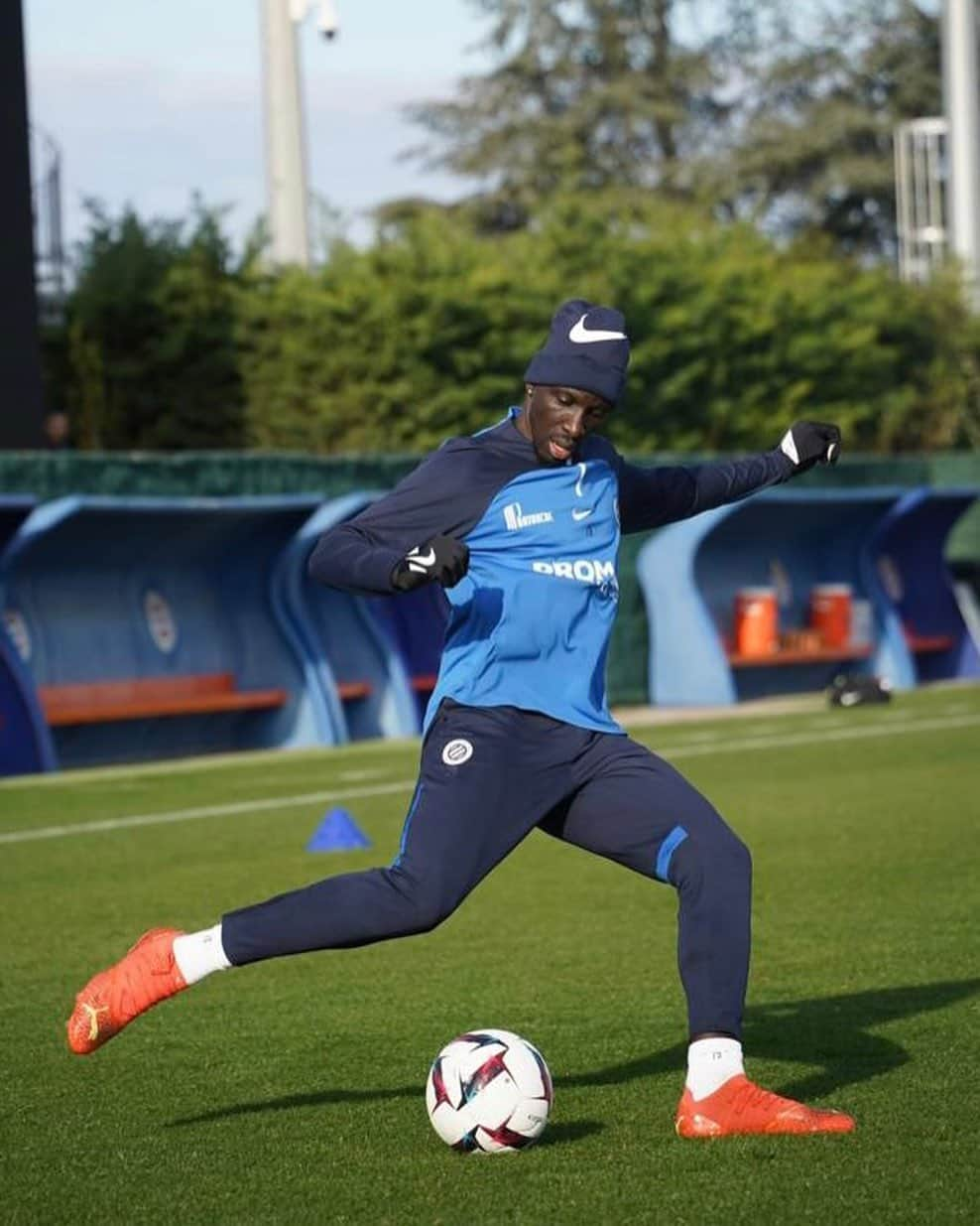 ママドゥ・サコーのインスタグラム：「⚽️👊🏿 #Focus #TeamSakho @mhscofficiel 🟠🔵」