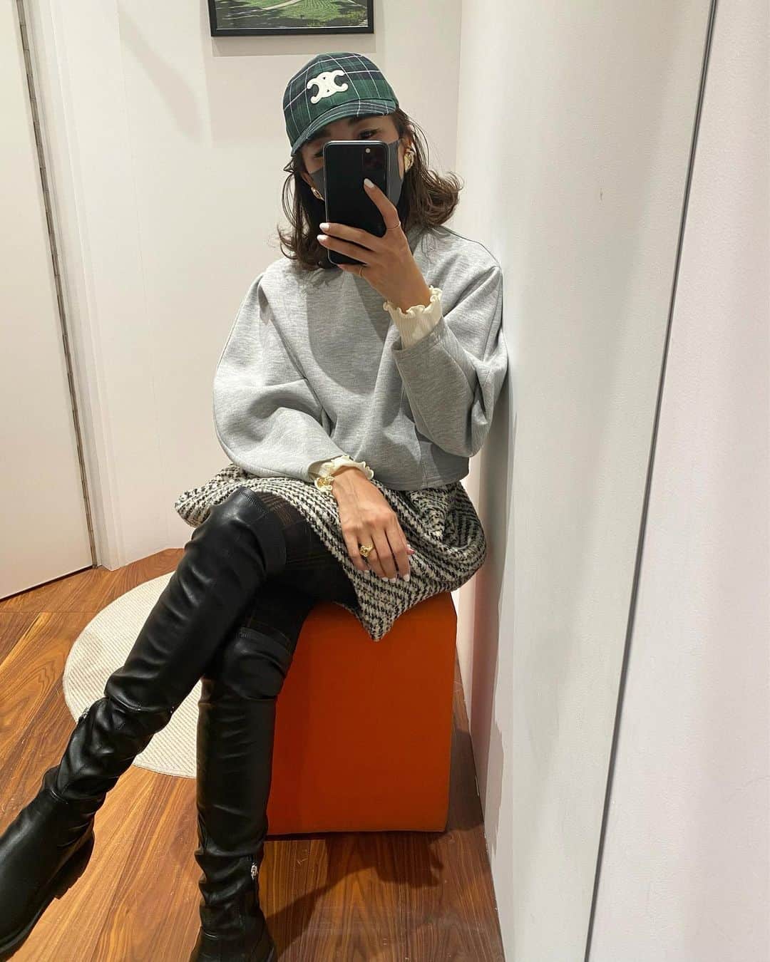 Mai Wakimizuのインスタグラム：「今年はニーハイがあるからミニ丈もトライしやすい♡アクセはgoldで♡今日はこれにダウンベスト羽織ってました＼(^o^)／私、冬ギリギリまでコート着たくない派なんです。笑 #wakkinstyle#ootd#coordinate#ママコーデ tops:#linkable @linkable_official  skirt:#linkable @linkable_official(今週8日発売)」