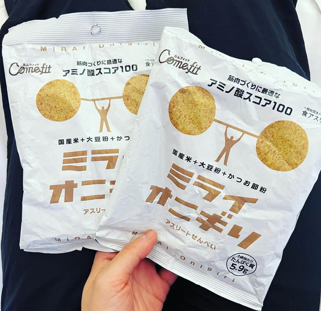 辻すみれのインスタグラム：「今回も補食にしっかり持ってきました！ ちょっと飛行機でクシャッとなっちゃった…😓 いつもありがとうございます！   #ミライオニギリ  #食アスリート協会  #酒田米菓  #」