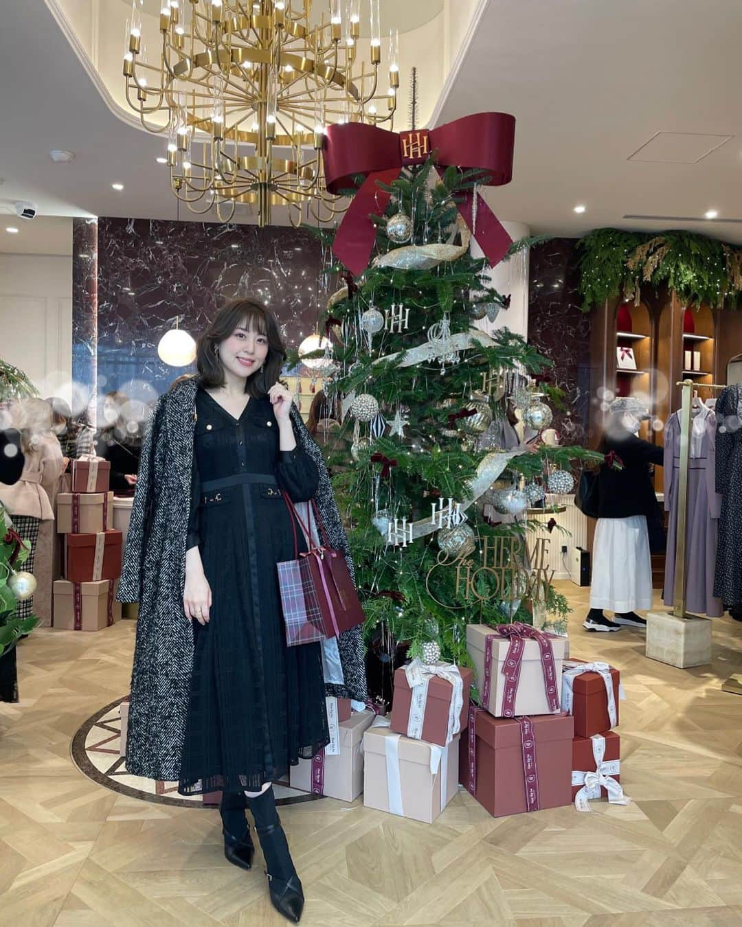 磯田彩実のインスタグラム：「.  ホリデーシーズンの雰囲気って 本当にかわいい🎄🎁🤍  大きなツリーのエントランス📷💕💋🐈‍⬛  ホリデー限定グッズは 千鳥柄のバッグにしました🤍🖤🦢  これから色々届くのが楽しみだな☺️💕🎄  #Herliptoholiday2022 #HLT#holiday#2022 #herlipto」