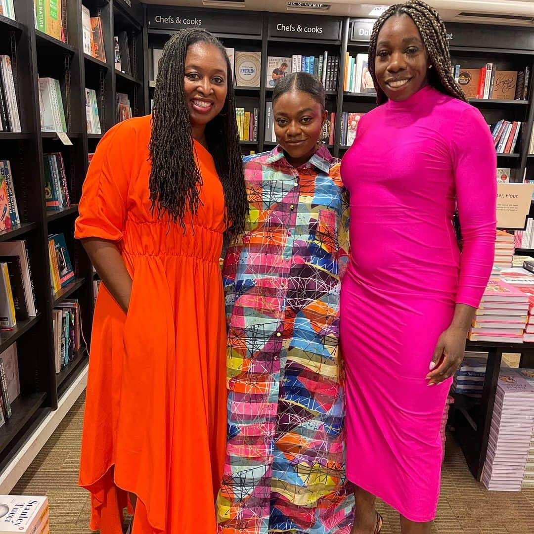 アニカ・オヌオラさんのインスタグラム写真 - (アニカ・オヌオラInstagram)「If anyone knows how to put on an event it’s @blackballaduk! A @piccadillywaterstones takeover to celebrate the launch of @michelleobama new book #TheLightWeCarry. Always a joy to be included in the panel discussion alongside @dawnbutlerbrent & @fisayolonge, hosted by @jendella.   #TheLightCarryWeCarry #MichelleObama #BlackBallad  #WaterstonesPiccadilly #london」12月7日 21時50分 - anyika