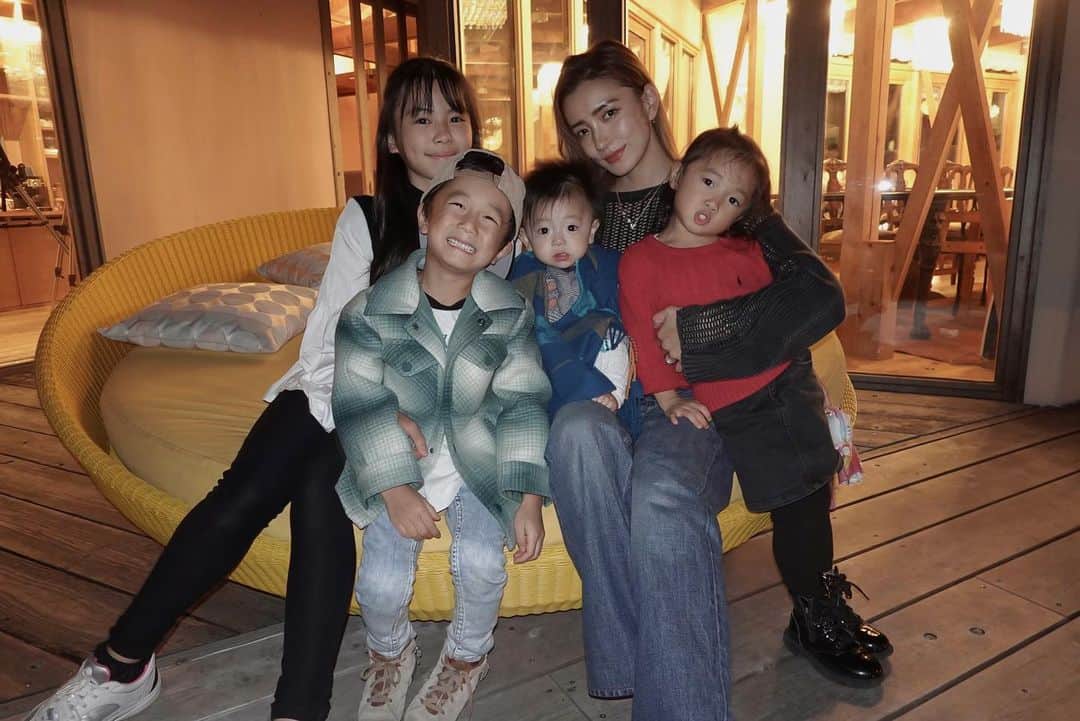 谷口紗耶香のインスタグラム：「子供達全員と写真🤳撮れるのってすごく嬉しいんだよね。🥹♡笑  ２５歳からmamaになって11年。 私の人生。私の日常です。🫶🏻」