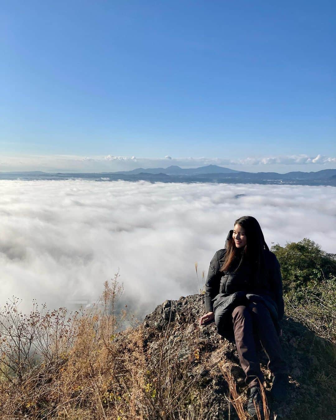 大塚莉奈さんのインスタグラム写真 - (大塚莉奈Instagram)「熊本の不動岩に行ってきました^ - ^ とても大きくて、迫力がありました。 早朝から階段を200段以上登り、岩の上にも行きました^ - ^ ちょうど断食後だったので少しきつかったです。  霧が下に見えて、すごく幻想的でした。  #パワースポット神社仏閣 #不動岩 #旅 #旅行 #旅好きな人とつながりたい #りにゃ散歩」12月7日 22時11分 - rinaotsuka0526