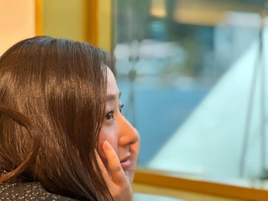 村上友梨のインスタグラム：「👀  最近老人ホームでよく「クルッとした目が本当に可愛いわね👵」と褒めてくれます🙈  もうまつげパーマから抜け出せない！  私の顔を見てニコッとしてくれるのが嬉しいので、明日も笑顔でお仕事がんばろうʕ　·ᴥ·ʔ」