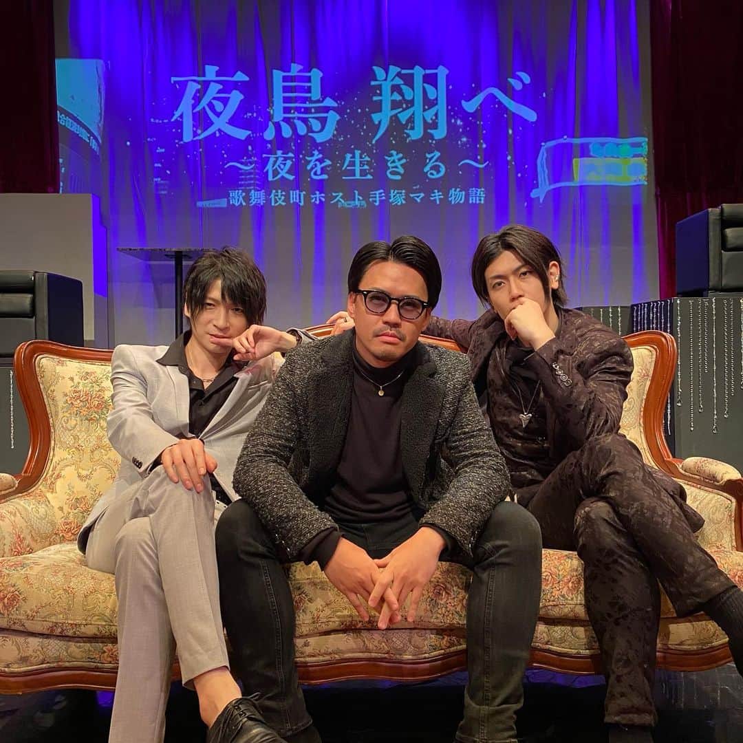 伊地知大樹のインスタグラム：「. 少し経ってしまいましたが、 #夜鳥翔べ 無事に千秋楽を迎えました。 . 舞台はあまり慣れてなくて大変なこともあっだけど、みんなで1つの作品を作り上げていくのもいいね。 . みんなとまたどこかで共演できるのを楽しみにしています！ . 皆様ありがとうございました！ . #見に来てくれたマネージャーや妻が #真剣に演技してるシーン #笑っちゃって見れないらしい #俺はかっこつけて渋い演技をしてたつもりだ #演技ってむずいね」
