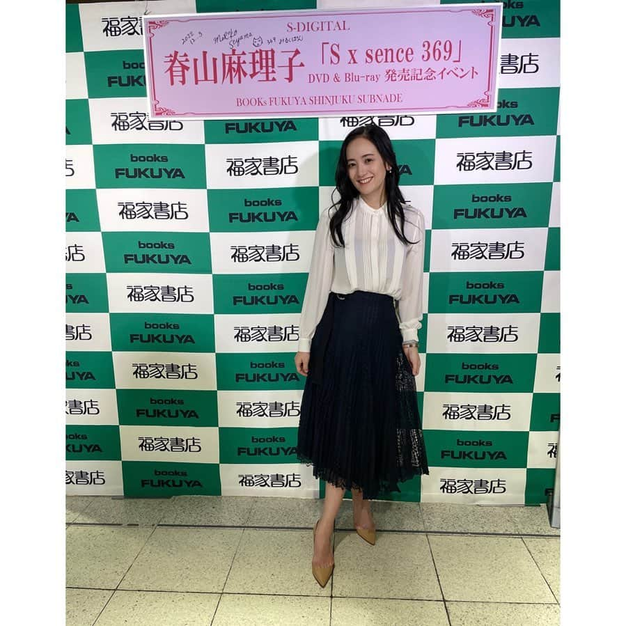 脊山麻理子のインスタグラム：「12月3日の福家書店サブナード店でのイベント来てくださった皆様、ありがとうございました♡ 今回のDVDは痩せて日テレの頃の体重に戻って撮影したので、イベントもアナウンサーらしい清楚な衣装を用意してもらいましたよ♡いかがでしたか？ 来られなかった方は、是非たくさんサインしたので、福家書店さんや、Amazonで買ってくださいね♡チェキ付も買えるはず♡  Amazon DVD https://www.amazon.co.jp/dp/B0BDRZGWWR/  Amazon Blu-ray https://www.amazon.co.jp/dp/B0BDRY4YQ4/  #新作 #10月28日発売 #グラビア #グラビアアイドル #予約してね #11本目 #脊山麻理子 #マイナス10キロ #ダイエット #8年前と同じ体重」