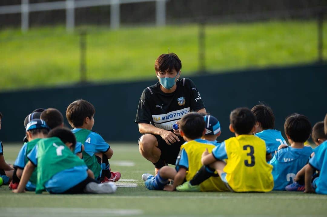 のインスタグラム：「日本代表がW杯で素晴らしい活躍をして、日本中を盛り上げてくれましたね🇯🇵感謝の気持ちしかありません🙇‍♂️🙇‍♂️  W杯の解説でマリノス時代ご指導いただいた岡田武史さんがこんなことをおっしゃってました。  「気づいたら富士山の頂上に辿り着いた、なんてことはない。富士山を登ろうとしたモノしか頂上には辿り着けない」と、言っていたのがとても刺さって頭から離れません。  もちろん日本代表を目指す子、もしかしたら違う道に進む子、スクールには色々いるけどサッカーが好きでたまらないし、物事に本気で取り組む素晴らしさを感じてもらえるように熱い気持ちを持って指導していきたいと今一度再確認。  登る山なんて誰かに決められるものじゃないけど、本気で向き合いなにかのきっかけを作ってあげられるように✨  #狩野健太 #pasadena #kentakano_pst #日本代表 #frontale #soccer #fashion」