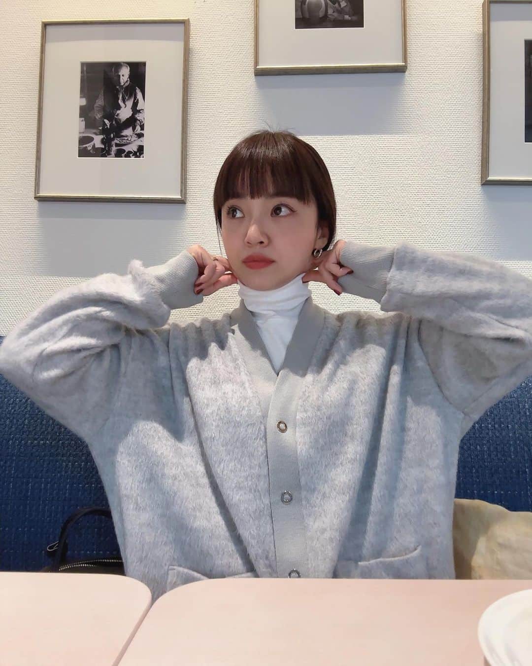 のインスタグラム：「ここマッサージすると、顔ちっちゃくなるらしい。って言ってる時。」