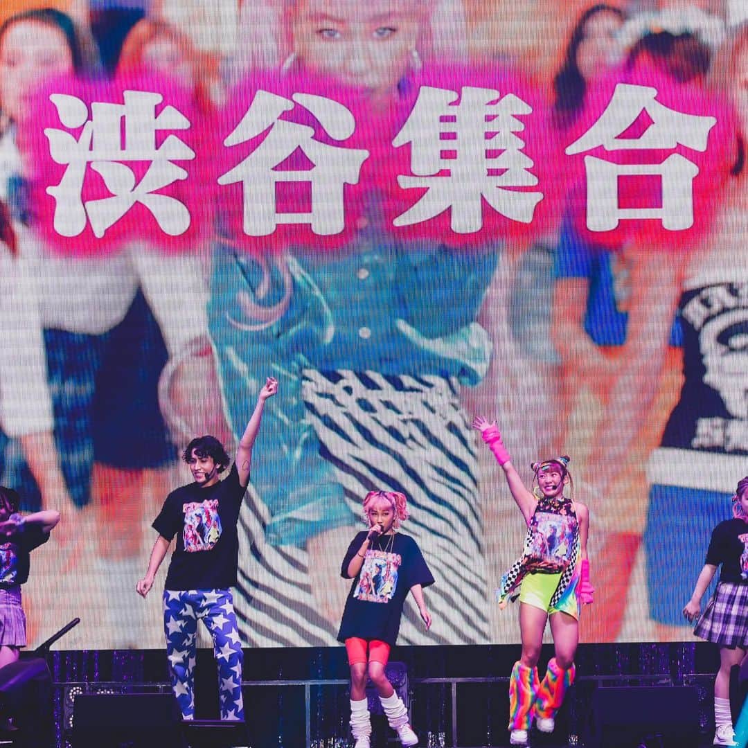 青山テルマのインスタグラム：「🍙BUDOUKAN ONIGIRI FES.PART5🍙 アンコール M19: 世界の中心 feat. @mmkemio @fuwa876  M20: なんだかんだ -みんなからのサプライズケーキ😭❤️- M21: SMILE AGAIN  愛でいっぱいだった武道館。 立つのに15年かかった武道館。 最高に楽しかった武道館。 新たな目標が出来た武道館。  みーーーーんなみーーーーーーーーーんな本当にありがとう。最高な1日だった❤️!! 一生忘れないよ。またどこかで:)」