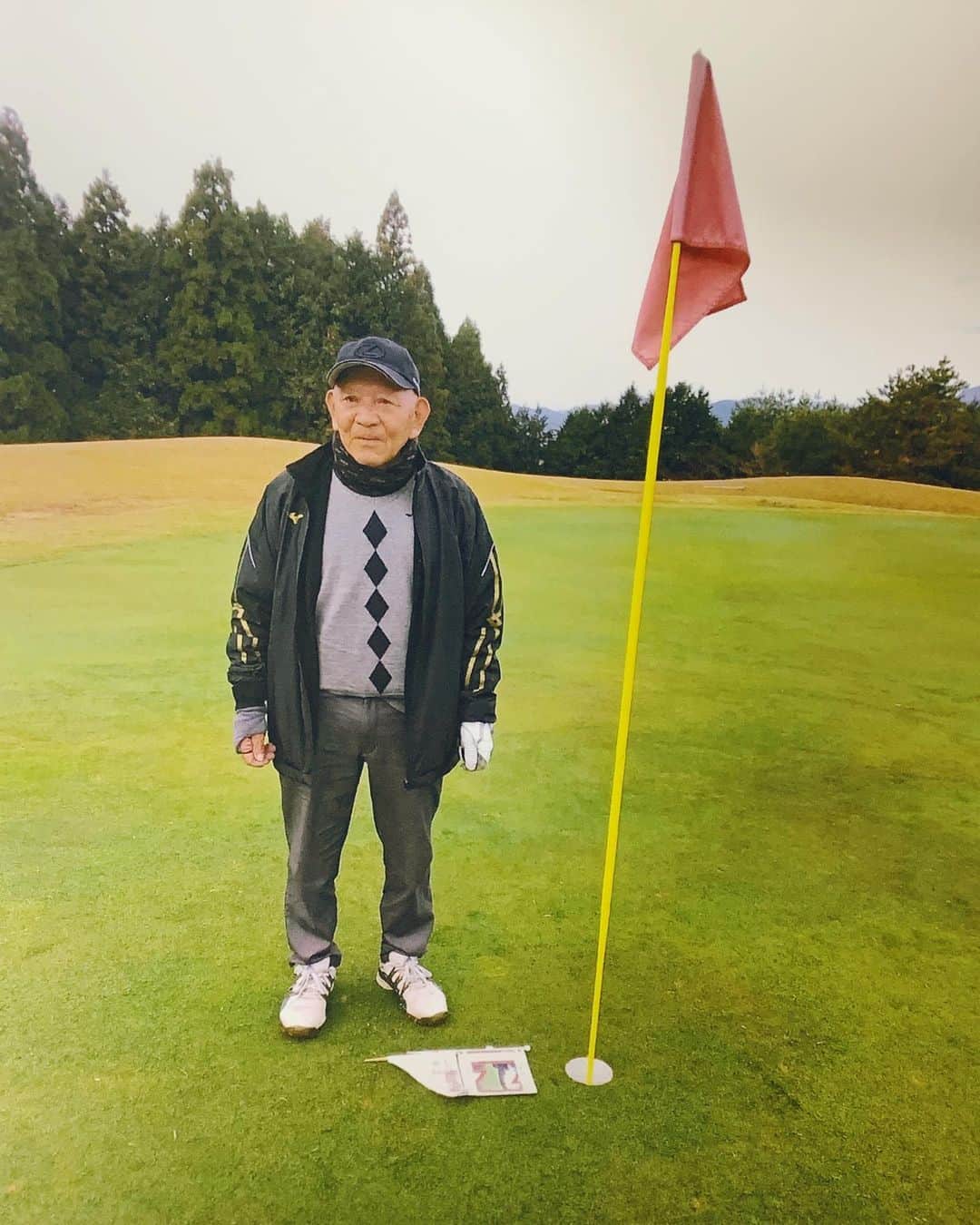 イアリサのインスタグラム：「＼本日の井家のBIG NEWS／ じーちゃんが生まれて初めて ゴルフでホールインワンしたそうです  #87歳 #じーちゃん携帯家に置いてて他の人がお母さんの会社に電話かけてきて私にLINEが届いた #誰かが撮ってくれた写真 #喜ばしいことだからインスタあげておくねってお母さんに言っておいた #家族全員インスタやってない #明日じーちゃんに電話しよう #毎朝散歩１時間して週１ゴルフしてまじで尊敬する #おめでとう #みんなにお祝いされてまだ家に帰ってこないじーちゃん」