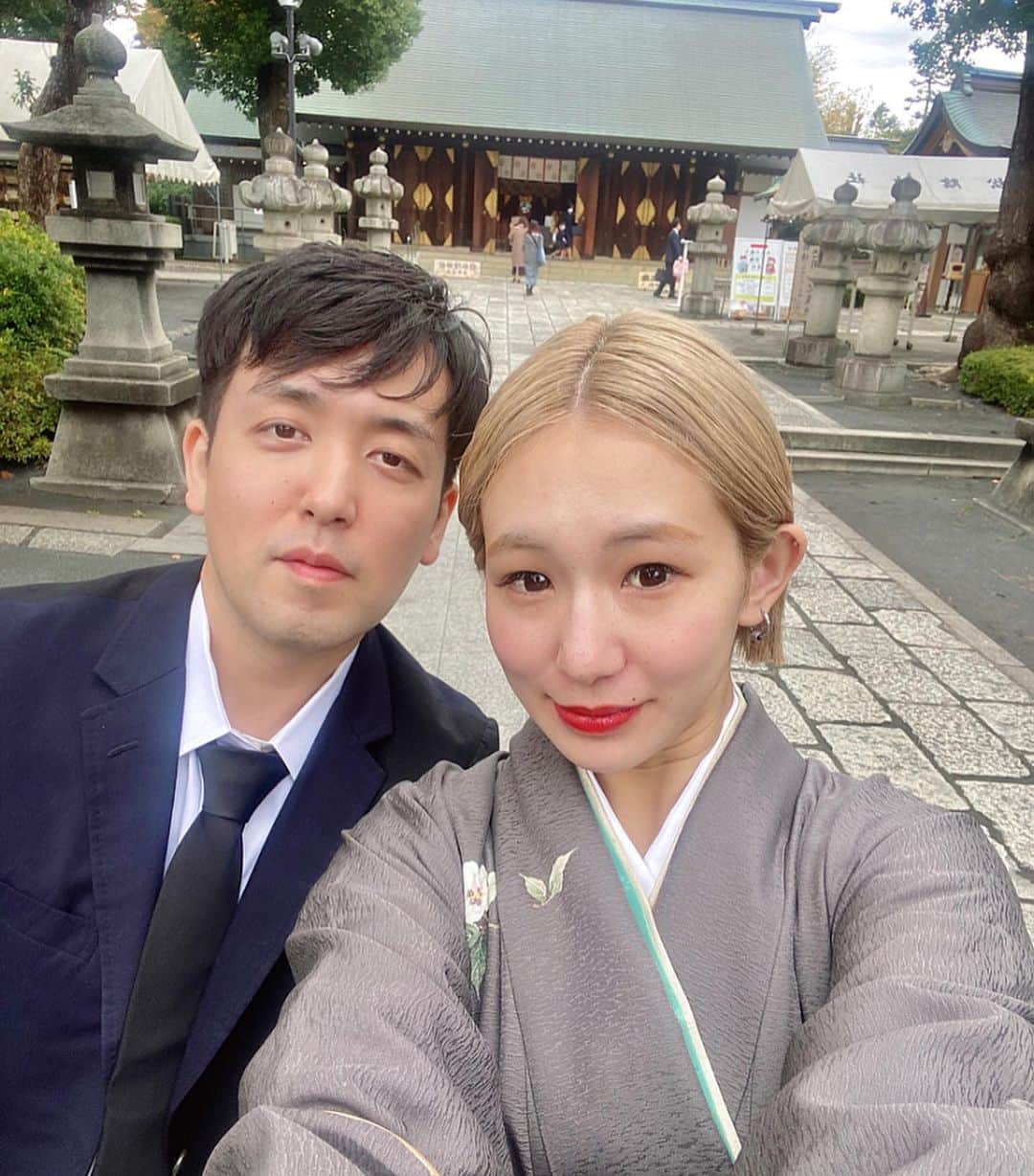 Manitasさんのインスタグラム写真 - (ManitasInstagram)「ベビタス産まれてもう2ヶ月が経ちました(早んぇえ〜〜〜)そしてこないだお宮参りにやっと行けました。ままもお義母さんも仕事休んで来てくれてうれしかたね。みんなに愛されてしあわせだろうなぁ〜。 この1ヶ月で出来るよになたこと ◯アゥアゥーーておしゃべりしてくれる ◯目で物を追うよになた ◯首が座り始めた(あともう少し) ◯全然生えなかた眉毛が生え始めた 毎日かわいくて癒されます。たぶんこれ毎月言ってると思う。とにかく健康にすくすく育ってねと願うばかりです。毎日ありがとう。赤ちゃん最高😭💓 ※お宮参りにはコマちゃん行けなくてあとから合流したので今回も特別仕様で合成です #犬のいる暮らし #ペキプー #家族最高 #赤ちゃんのいる暮らし #男の子ママ #生後2ヶ月 #親バカ部 #お宮参り」12月7日 22時37分 - manitassssss