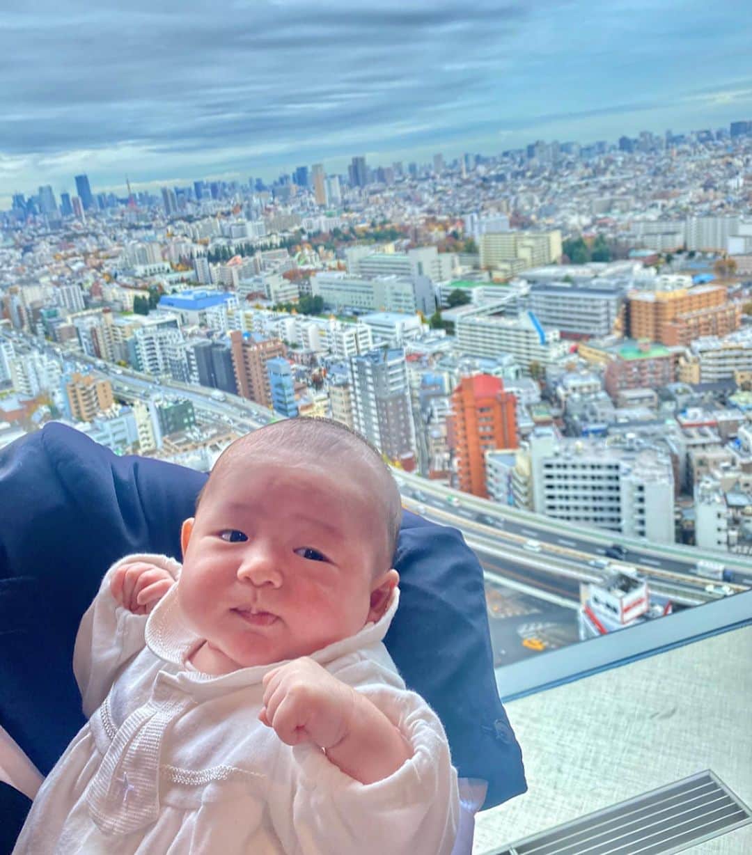 Manitasさんのインスタグラム写真 - (ManitasInstagram)「ベビタス産まれてもう2ヶ月が経ちました(早んぇえ〜〜〜)そしてこないだお宮参りにやっと行けました。ままもお義母さんも仕事休んで来てくれてうれしかたね。みんなに愛されてしあわせだろうなぁ〜。 この1ヶ月で出来るよになたこと ◯アゥアゥーーておしゃべりしてくれる ◯目で物を追うよになた ◯首が座り始めた(あともう少し) ◯全然生えなかた眉毛が生え始めた 毎日かわいくて癒されます。たぶんこれ毎月言ってると思う。とにかく健康にすくすく育ってねと願うばかりです。毎日ありがとう。赤ちゃん最高😭💓 ※お宮参りにはコマちゃん行けなくてあとから合流したので今回も特別仕様で合成です #犬のいる暮らし #ペキプー #家族最高 #赤ちゃんのいる暮らし #男の子ママ #生後2ヶ月 #親バカ部 #お宮参り」12月7日 22時37分 - manitassssss