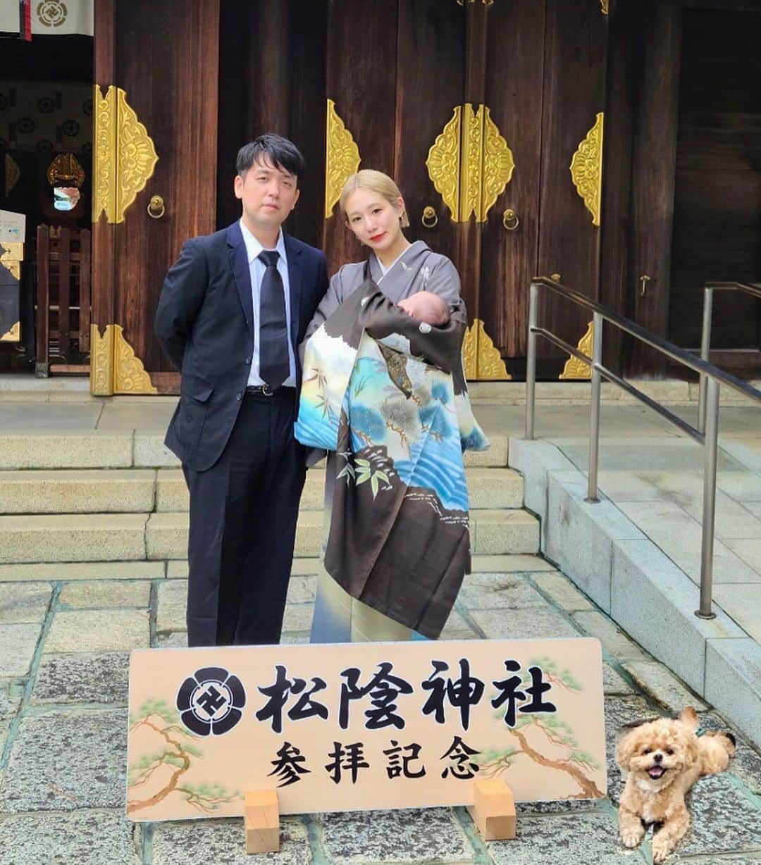 Manitasさんのインスタグラム写真 - (ManitasInstagram)「ベビタス産まれてもう2ヶ月が経ちました(早んぇえ〜〜〜)そしてこないだお宮参りにやっと行けました。ままもお義母さんも仕事休んで来てくれてうれしかたね。みんなに愛されてしあわせだろうなぁ〜。 この1ヶ月で出来るよになたこと ◯アゥアゥーーておしゃべりしてくれる ◯目で物を追うよになた ◯首が座り始めた(あともう少し) ◯全然生えなかた眉毛が生え始めた 毎日かわいくて癒されます。たぶんこれ毎月言ってると思う。とにかく健康にすくすく育ってねと願うばかりです。毎日ありがとう。赤ちゃん最高😭💓 ※お宮参りにはコマちゃん行けなくてあとから合流したので今回も特別仕様で合成です #犬のいる暮らし #ペキプー #家族最高 #赤ちゃんのいる暮らし #男の子ママ #生後2ヶ月 #親バカ部 #お宮参り」12月7日 22時37分 - manitassssss