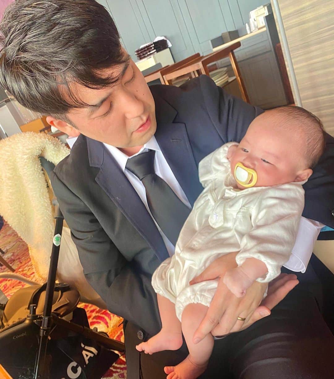 Manitasさんのインスタグラム写真 - (ManitasInstagram)「ベビタス産まれてもう2ヶ月が経ちました(早んぇえ〜〜〜)そしてこないだお宮参りにやっと行けました。ままもお義母さんも仕事休んで来てくれてうれしかたね。みんなに愛されてしあわせだろうなぁ〜。 この1ヶ月で出来るよになたこと ◯アゥアゥーーておしゃべりしてくれる ◯目で物を追うよになた ◯首が座り始めた(あともう少し) ◯全然生えなかた眉毛が生え始めた 毎日かわいくて癒されます。たぶんこれ毎月言ってると思う。とにかく健康にすくすく育ってねと願うばかりです。毎日ありがとう。赤ちゃん最高😭💓 ※お宮参りにはコマちゃん行けなくてあとから合流したので今回も特別仕様で合成です #犬のいる暮らし #ペキプー #家族最高 #赤ちゃんのいる暮らし #男の子ママ #生後2ヶ月 #親バカ部 #お宮参り」12月7日 22時37分 - manitassssss
