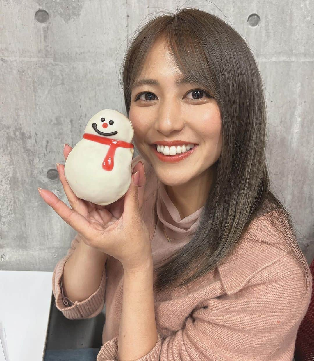 池山智瑛のインスタグラム：「. .  クリスマスの時期がやってきたね〜🎄🎅  みなさんどんなふうに過ごすの？ 私はイベントしたり、 友達とお泊りする予定🥰  サンタさんはくるかな〜❓🎅  . . #クリスマス　#ドーナツ　#photo #photooftheday」