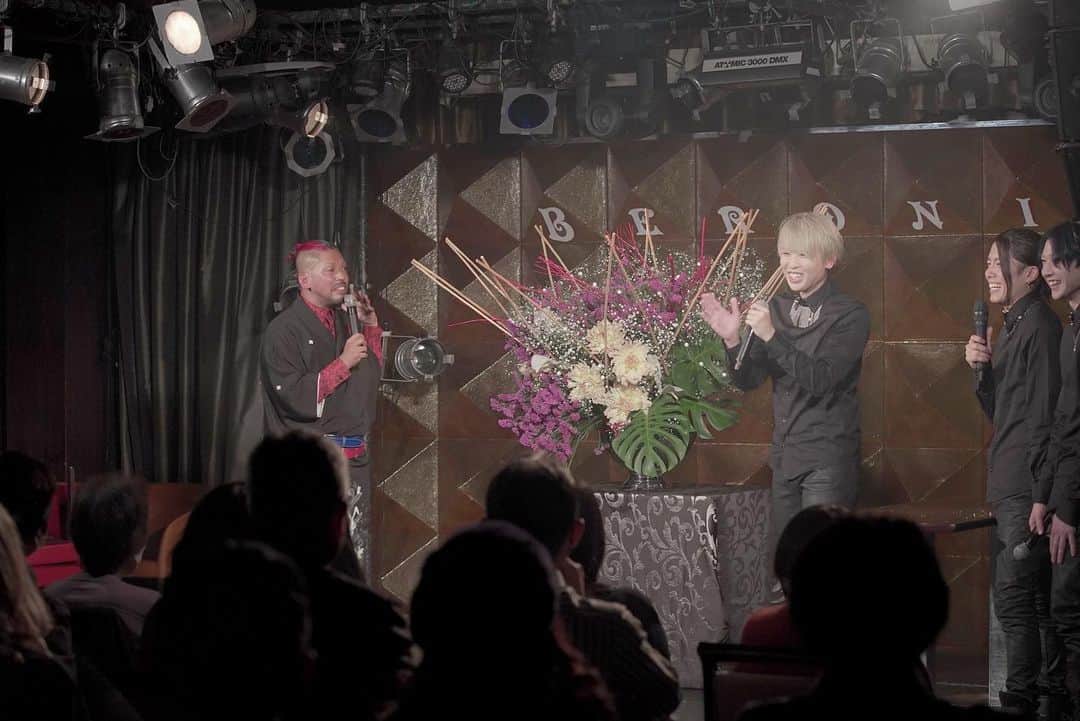 ザンゲ（ZANGE）さんのインスタグラム写真 - (ザンゲ（ZANGE）Instagram)「『Meet up X スペシャルナイト』お越し下さったみなさんありがとうございました🙏 スペシャルゲストの矢田青幸さん💐 @seikoh.artist 🌷 めちゃくちゃ素敵なショーでした👏✨そして僕たち人生初の生花にチャレンジさせて頂きました🤩楽しかったー！ハマりそう🤣🌹 僕のテーマは一応クリスマス🎄笑 赤と緑とそして少し雪❄️笑 ラストは僕たち3人の生けた花を矢田さんが１つの作品にして下さいました😆🙌 📸 @shigayuya   #XTRAP #矢田青幸 #華道 #華道家 #生花 #いけばな」12月7日 22時48分 - zange_xtrap