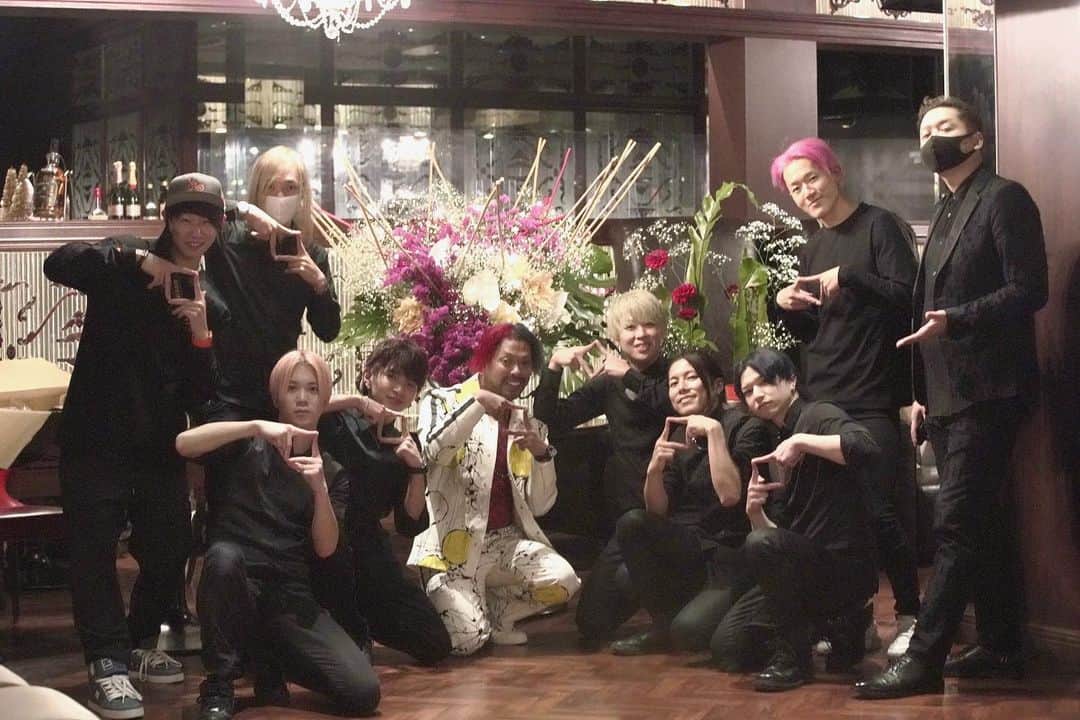 ザンゲ（ZANGE）さんのインスタグラム写真 - (ザンゲ（ZANGE）Instagram)「『Meet up X スペシャルナイト』お越し下さったみなさんありがとうございました🙏 スペシャルゲストの矢田青幸さん💐 @seikoh.artist 🌷 めちゃくちゃ素敵なショーでした👏✨そして僕たち人生初の生花にチャレンジさせて頂きました🤩楽しかったー！ハマりそう🤣🌹 僕のテーマは一応クリスマス🎄笑 赤と緑とそして少し雪❄️笑 ラストは僕たち3人の生けた花を矢田さんが１つの作品にして下さいました😆🙌 📸 @shigayuya   #XTRAP #矢田青幸 #華道 #華道家 #生花 #いけばな」12月7日 22時48分 - zange_xtrap