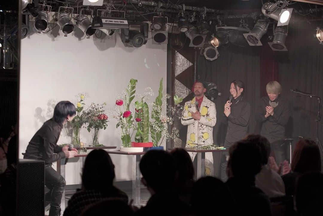ザンゲ（ZANGE）さんのインスタグラム写真 - (ザンゲ（ZANGE）Instagram)「『Meet up X スペシャルナイト』お越し下さったみなさんありがとうございました🙏 スペシャルゲストの矢田青幸さん💐 @seikoh.artist 🌷 めちゃくちゃ素敵なショーでした👏✨そして僕たち人生初の生花にチャレンジさせて頂きました🤩楽しかったー！ハマりそう🤣🌹 僕のテーマは一応クリスマス🎄笑 赤と緑とそして少し雪❄️笑 ラストは僕たち3人の生けた花を矢田さんが１つの作品にして下さいました😆🙌 📸 @shigayuya   #XTRAP #矢田青幸 #華道 #華道家 #生花 #いけばな」12月7日 22時48分 - zange_xtrap