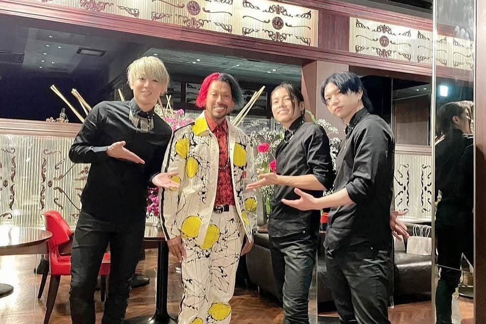 ザンゲ（ZANGE）のインスタグラム：「『Meet up X スペシャルナイト』お越し下さったみなさんありがとうございました🙏 スペシャルゲストの矢田青幸さん💐 @seikoh.artist 🌷 めちゃくちゃ素敵なショーでした👏✨そして僕たち人生初の生花にチャレンジさせて頂きました🤩楽しかったー！ハマりそう🤣🌹 僕のテーマは一応クリスマス🎄笑 赤と緑とそして少し雪❄️笑 ラストは僕たち3人の生けた花を矢田さんが１つの作品にして下さいました😆🙌 📸 @shigayuya   #XTRAP #矢田青幸 #華道 #華道家 #生花 #いけばな」