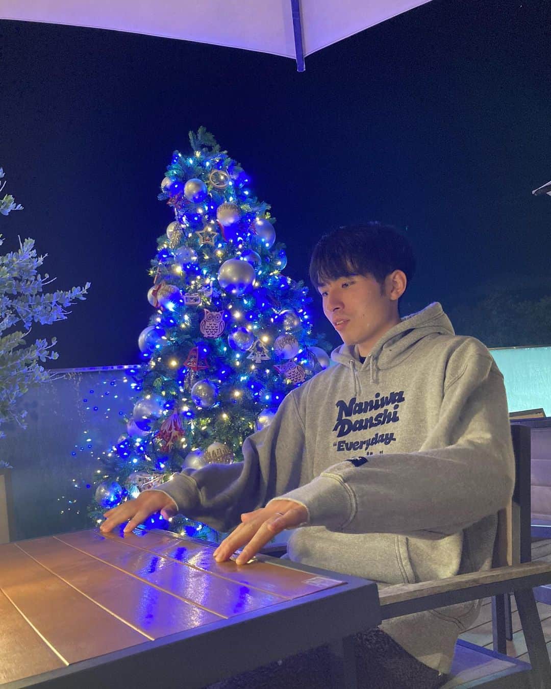 平田亮介のインスタグラム：「最近急に寒くなりましたね❄️ テラス席は結露でびしょ濡れ😂 息を吐くと白くなる時期。。嫌いじゃないです。 体調に気をつけて行きましょう👍  #イルミネーション #Xmas#Christmas #クリスマスツリー  #テラス#cafe #冬がはじまるよ  #なにわ男子  Photo by @ayacho808」