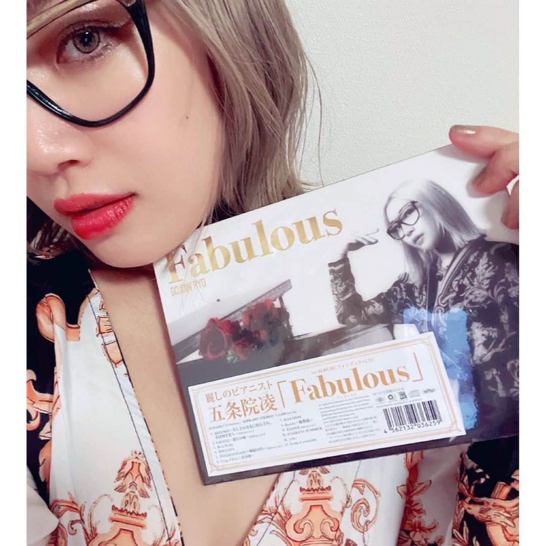 五条院凌のインスタグラム：「💿🌹 New Release 🌹💿  1st Album&Photo Book「Fabulous」  2022.12.07(Web) Release🌹💿📖  本日ついにおリリースされました、お拍手。  CD+全44Pおフォトブックレットが封入された超お豪華版となっております🌹  おフォトは、お降臨当初から現在に至るまでの LIVE 写真やおオフショットが全44ページ御座います。どのお写真も誠におファビュラスですのよ。  CDには1st・2nd EP "Gojolous" "Marvelous"から厳選した9曲+お新曲3曲の全12曲join. このおアルバムのために新たにおアレンジし直した楽曲もいくつか御座います。  2021〜2022の五条院の麗しい音色世界に、たっぷり、おたっぷり、と、浸っていただけたら嬉しい。  どんな時も、わたくしは皆様のお傍にいるということを、この音で感じて、お魂に刻んで。  【RELEASE INFORMATION】 1st Album「Fabulous」(フォトブック+CD) 2022/12/7(水) Release!! APPR-6007 ¥6,600(tax in)  Track(All Songs Written & Performed by GoJoinRyo)  1. ARTEMIS~美しきお月光に照らされ、君は何を想ふ~(Album ver.)  2. CASTLE~迷宮の城~(Album ver.) 3. Rose Waltz 4. TOCCATA 5. INFERNO GATE~煉獄の門~(Album ver.) 6. Song of Fire~炎の唄~ 7. ILLUSION 8. Rondo~輪舞曲~ 9. お LOVE(Album ver.) 10. ENDLESS SUMMER 11. echo 12. Lento e cantabile  ◆ご購入はコチラ👇✨  【Amazon】https://amzn.asia/d/56cBH1T  【WA store】https://www.wa-store.net/item/?id=APPR-6007  ◆サブスク・DL配信も同時おスタートしております🌹 ご視聴はコチラから👇✨ 🔗https://fanlink.to/fabulous  💎✨💎✨💎✨💎✨💎✨💎✨💎  GoJoinRyo 1st full album & photo book “Fabulous”  click here for more details!👇✨ 🔗http://worldapart.co.jp/gojoinryo/discography/fabulous/  Subscription and DL distribution have also started at the same time. listen to new songs here 👇✨ 🔗https://fanlink.to/fabulous  #GoJoinRyo #Fabulous  💎✨💎✨💎✨💎✨💎✨💎✨💎  🌹初の全国ホールツアーお決定🌹 『SO FABULOUS 〜Spring Concert 2023〜』 3/17(金)@大阪 阪急うめだホール 3/19(日)@長野 丸子文化会館セレスホール 3/21(祝)@愛知 三井住友海上しらかわホール 4/1(土)@埼玉 蓮田市総合文化会館ハストピア 5/7(日)@東京 めぐろパーシモンホール  ◆おファン倶楽部先行⇒11/16(水)12:00〜 ◆プレイガイド先行⇒12/7(水)12:00〜 ◆プレイガイド2次先行⇒12/28(水)12:00〜 ◆一般発売⇒ 2023/1/28(土)10:00〜  【おチケット🎫】 https://eplus.jp/sf/word/0000122785  💎✨💎✨💎✨💎✨💎✨💎✨💎  #GoJoinRyo #Fabulous #おファビュラス #お拍手 #おやすみなさいませ」