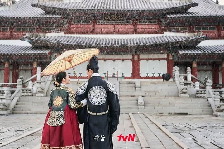 キム・ヘスさんのインスタグラム写真 - (キム・ヘスInstagram)「💞☔️  Repost• @tvn_drama [슈룹☔️]  마지막 비하인드 스틸 2탄  과거를 바로 잡고 모든 것은 제자리로...!  남은 사람들 모두 행복하기를🤗   ☂️더 많은 스틸은 홈페이지에서 확인하세요    tvN 토일드라마 <슈룹>   #슈룹 #김혜수 #김해숙 #최원영 #김의성 #문상민 #강찬희 #옥자연 #김가은 #유선호 #윤상현 #김민기 #tvN #스트리밍은TVING  - #KimHyeSoo #갓혜수 #lovehyesoo #金憓秀」12月7日 23時05分 - kimhyesoo_signal